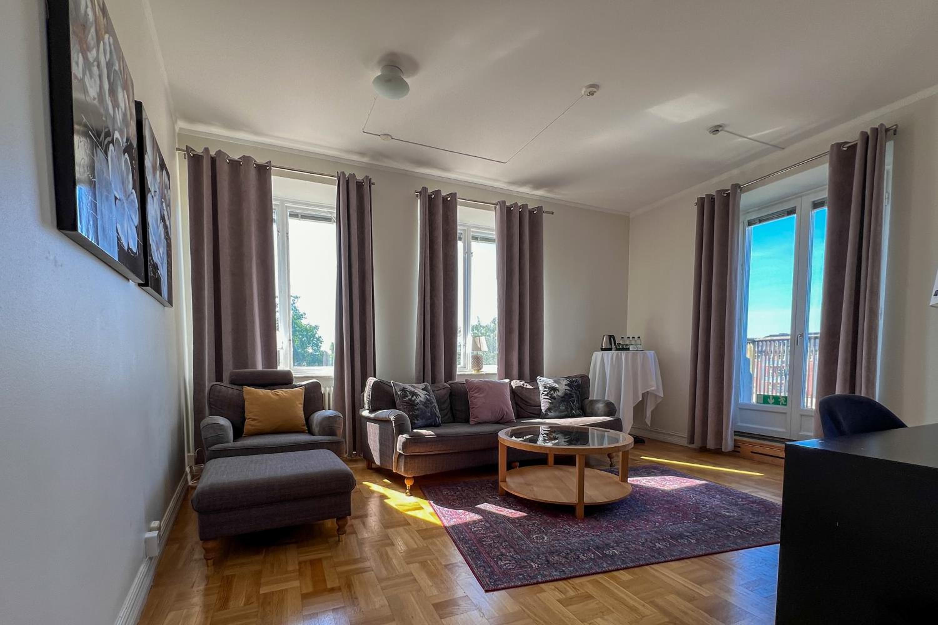 Suite - Photo 1