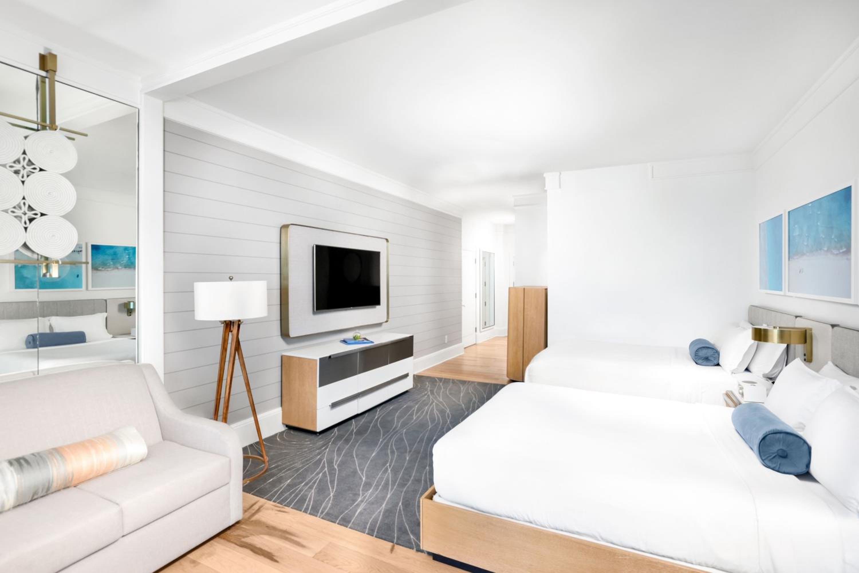 Queen Room Oceanfront with Two Queen Beds and Lanai Pool View - Photo 3