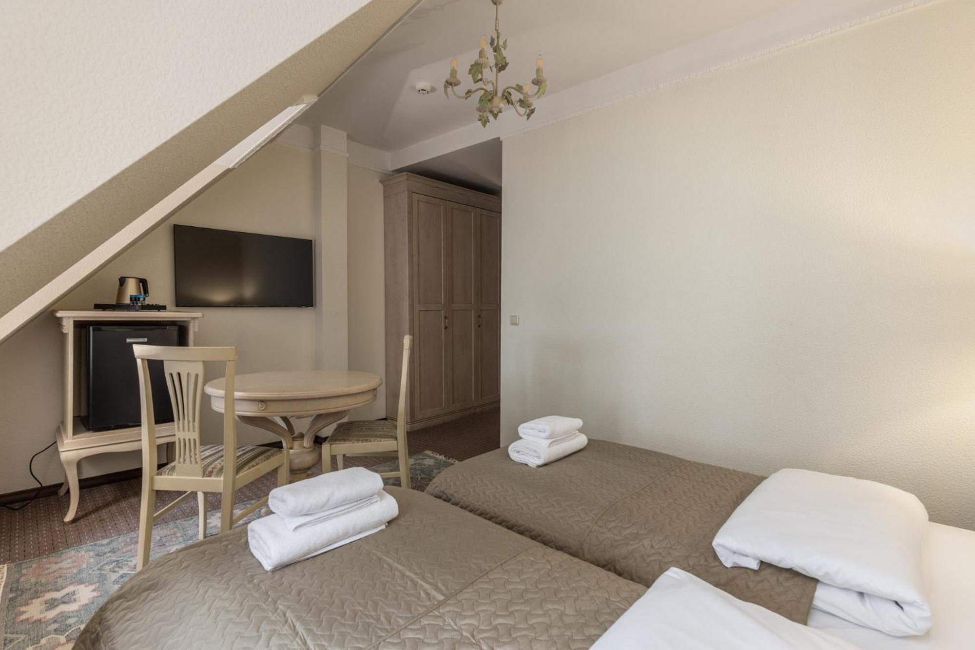 Standard Twin Room - Photo 6