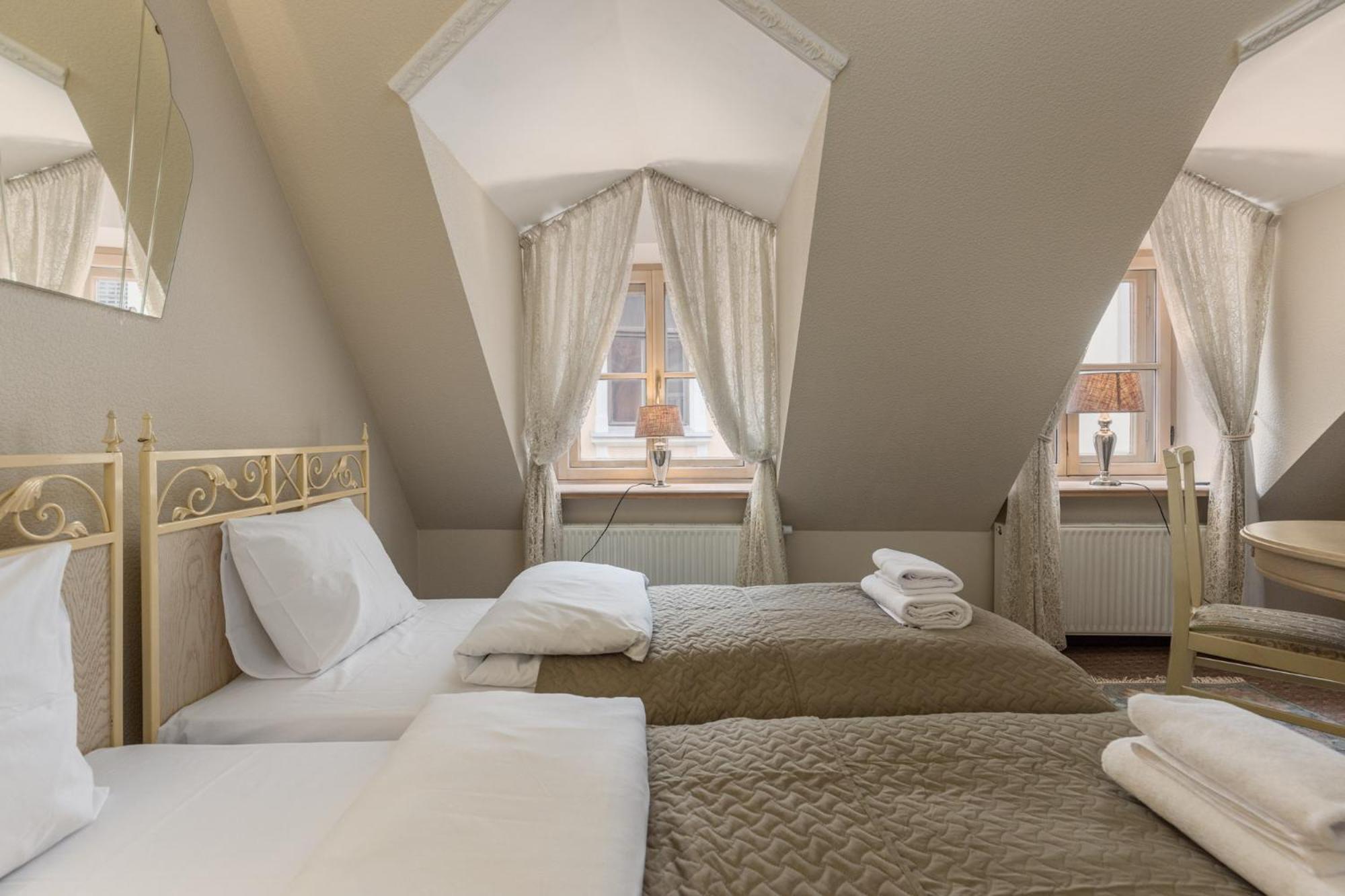 Standard Twin Room - Photo 4