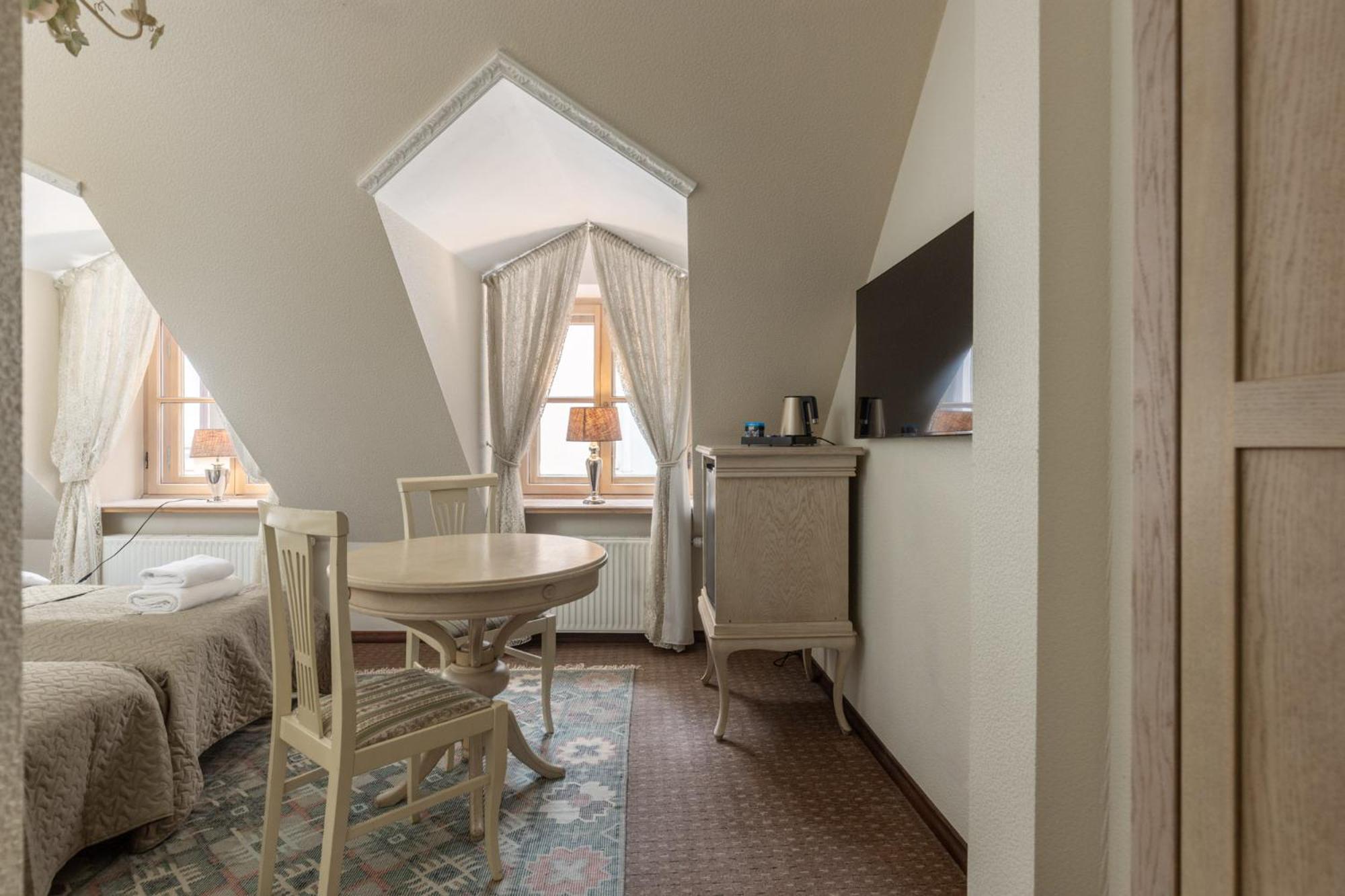 Standard Twin Room - Photo 3