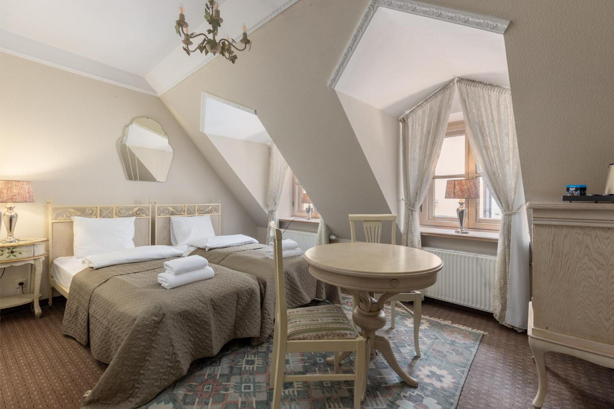 Standard Twin Room - Photo 1