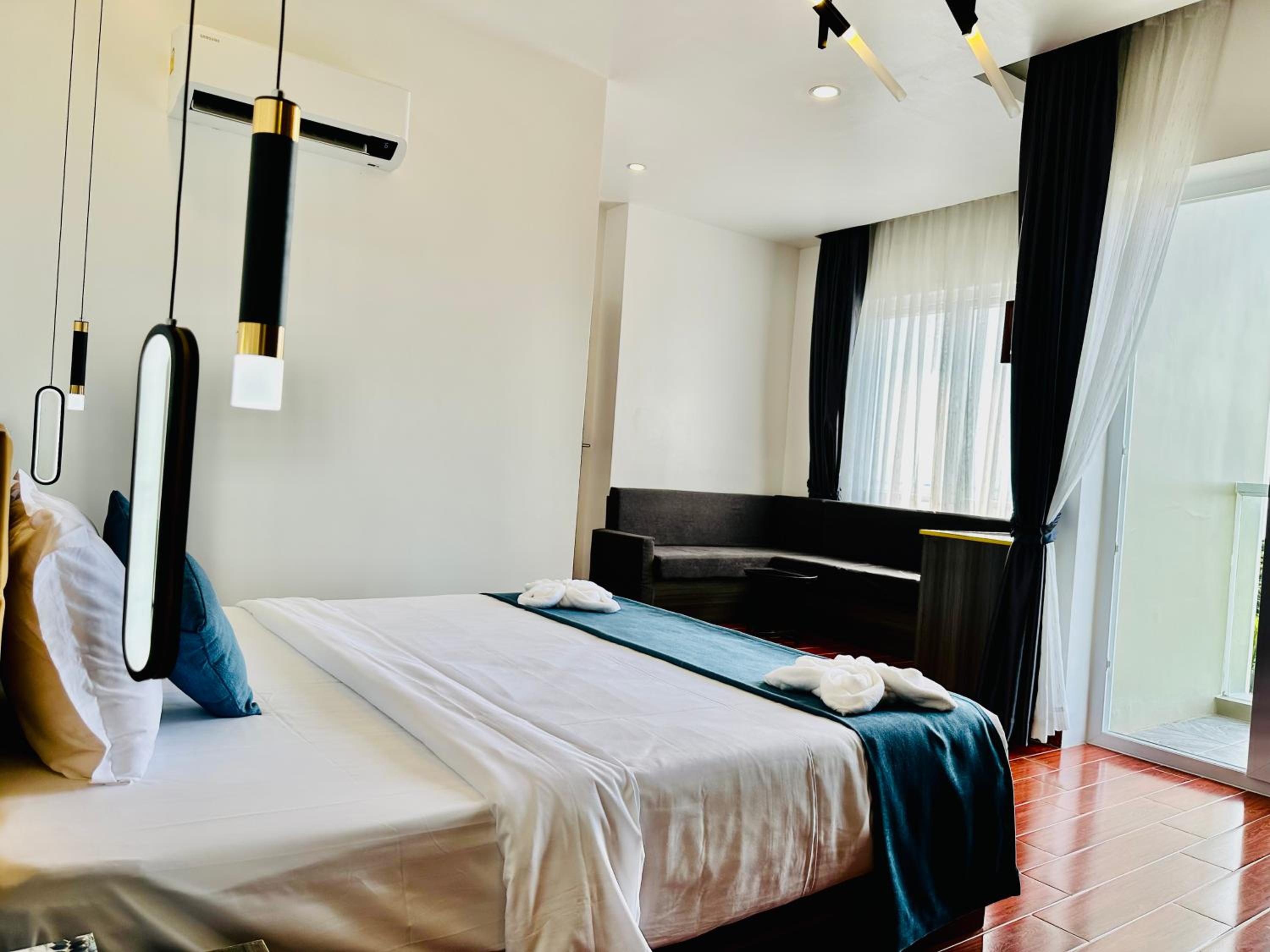 Deluxe Double Room with Sea View - Photo 4