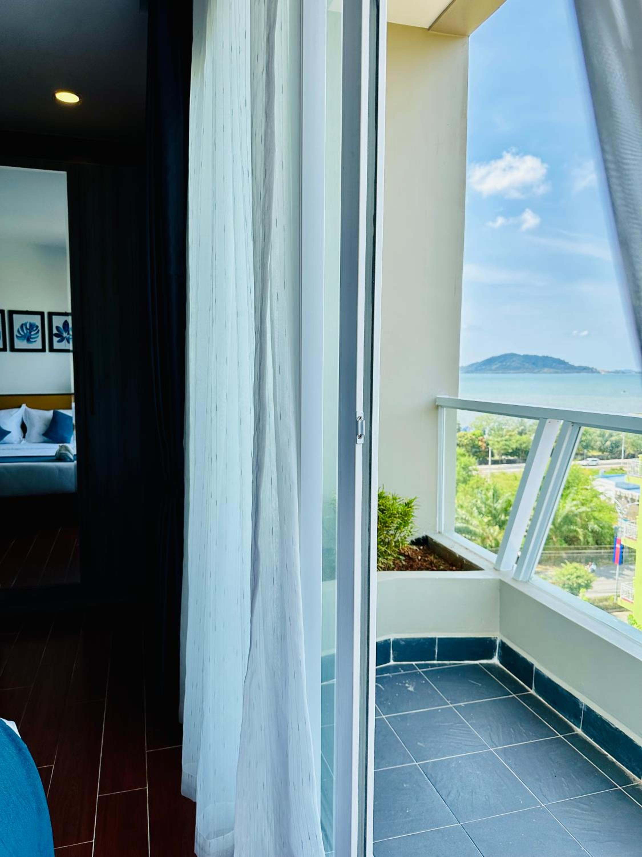 Family Room with Mountain View - Photo 6