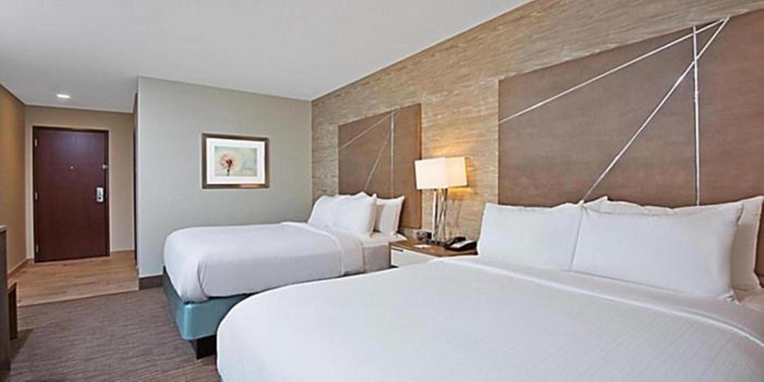 Standard Queen Room with Two Queen Beds - Communications Accessible photo 3