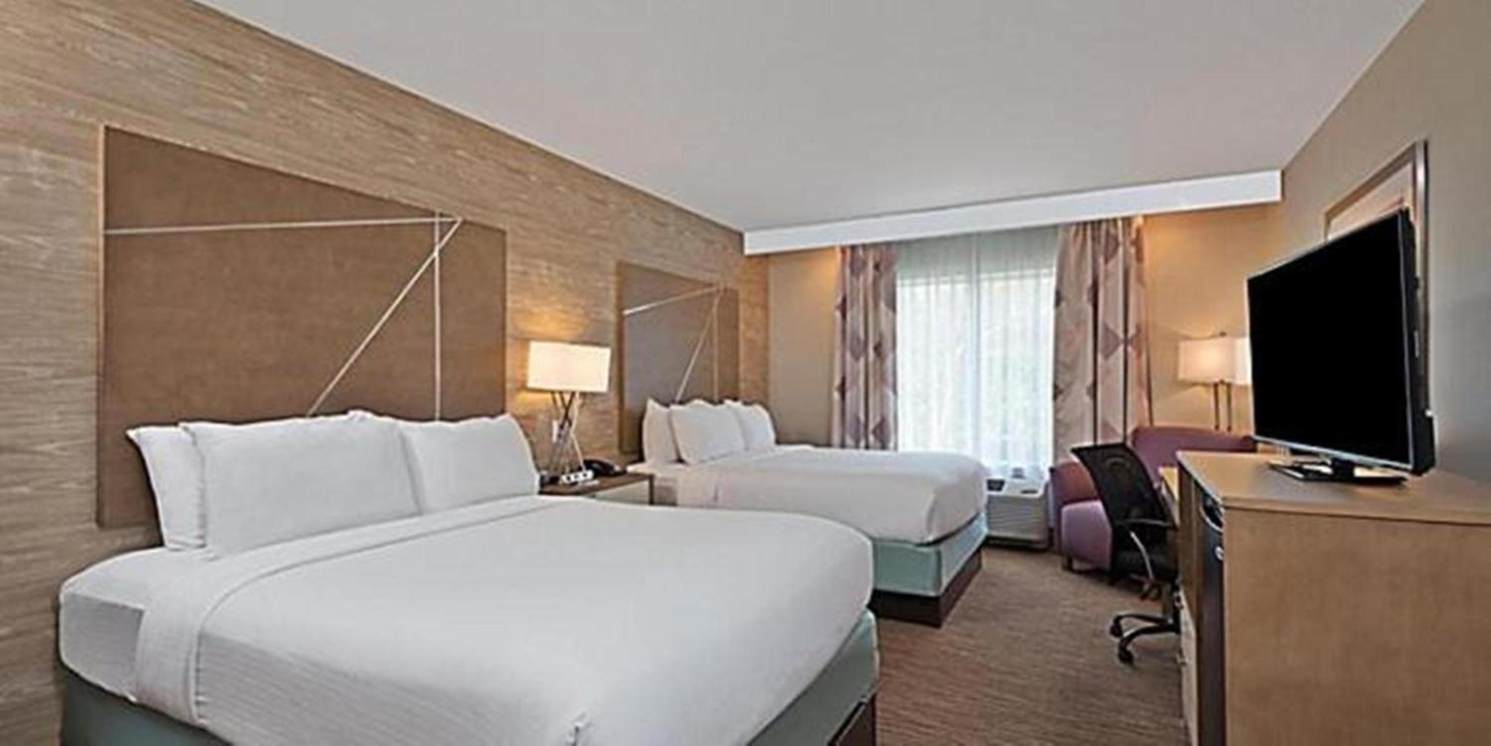 Standard Queen Room with Two Queen Beds and Mobility Accessible Tub photo 2