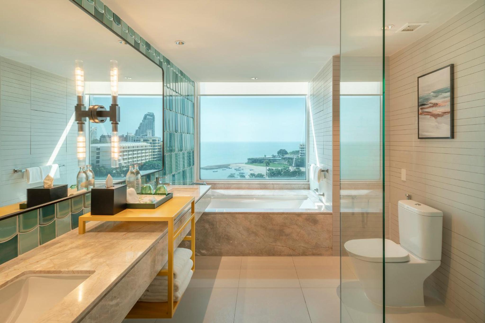 Premium King Room with Pattaya Beach view and Bay Tower