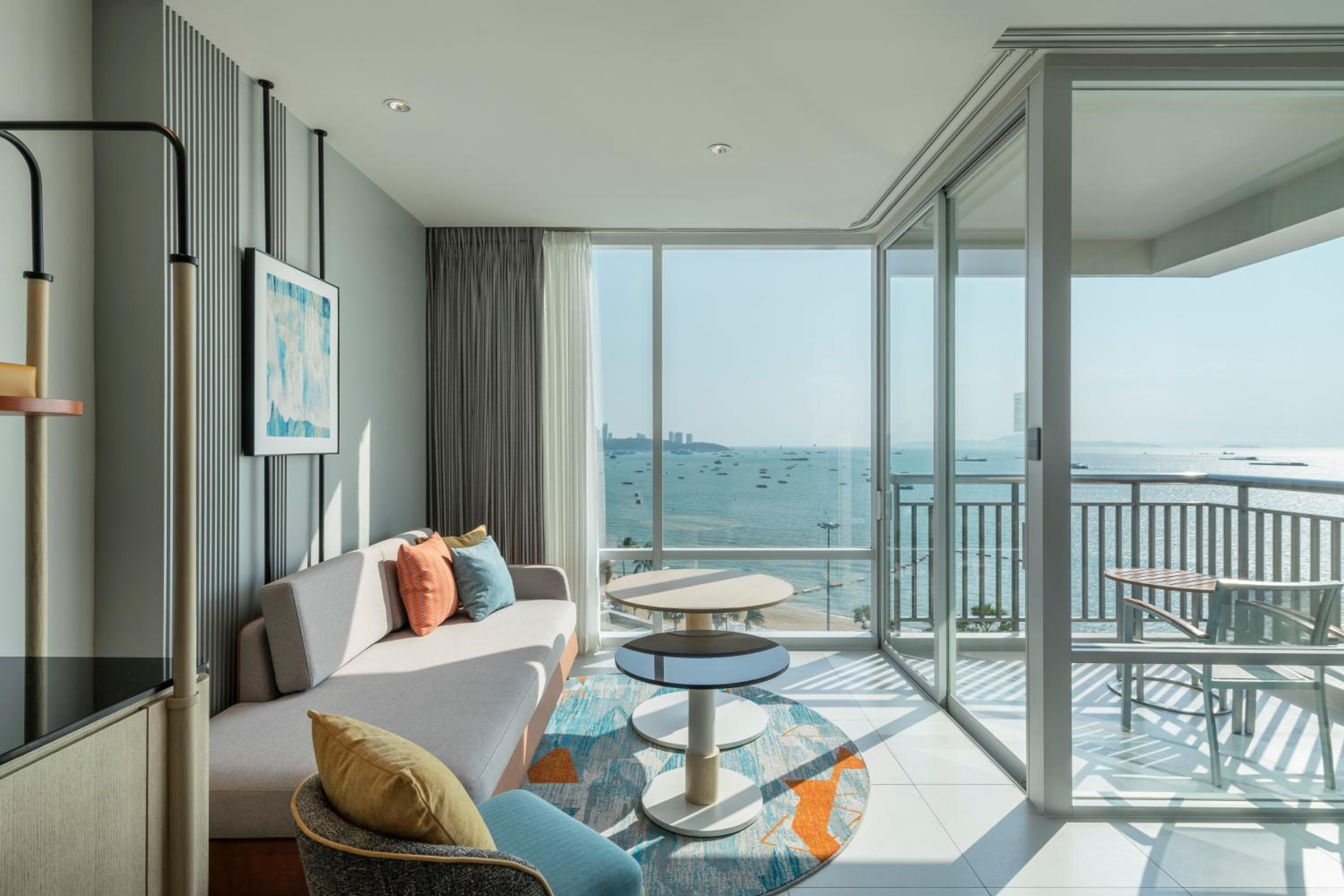 Premium King Room with Pattaya Beach view and Bay Tower
