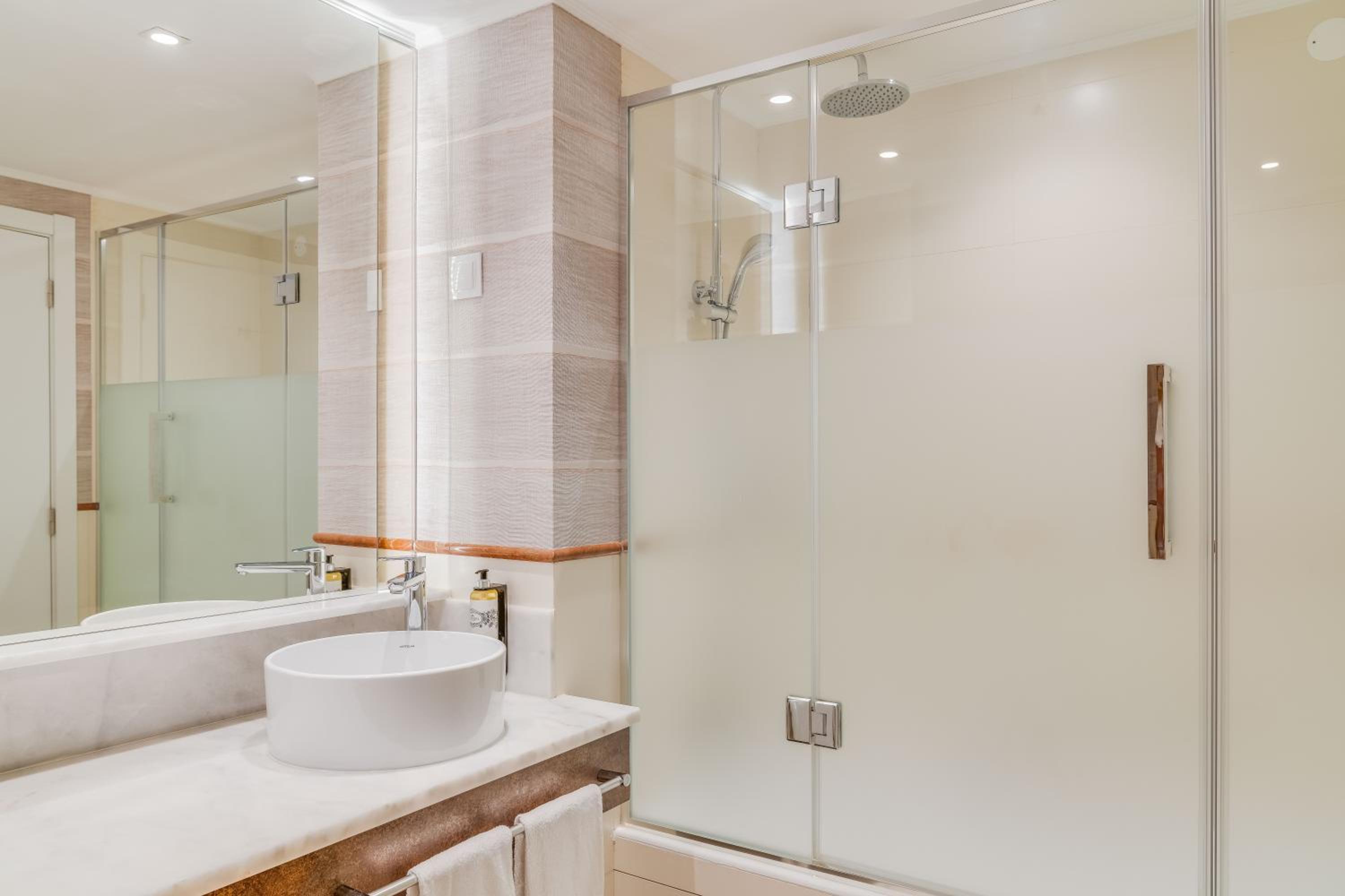Standard Double or Twin Room with Sea View - Photo 6