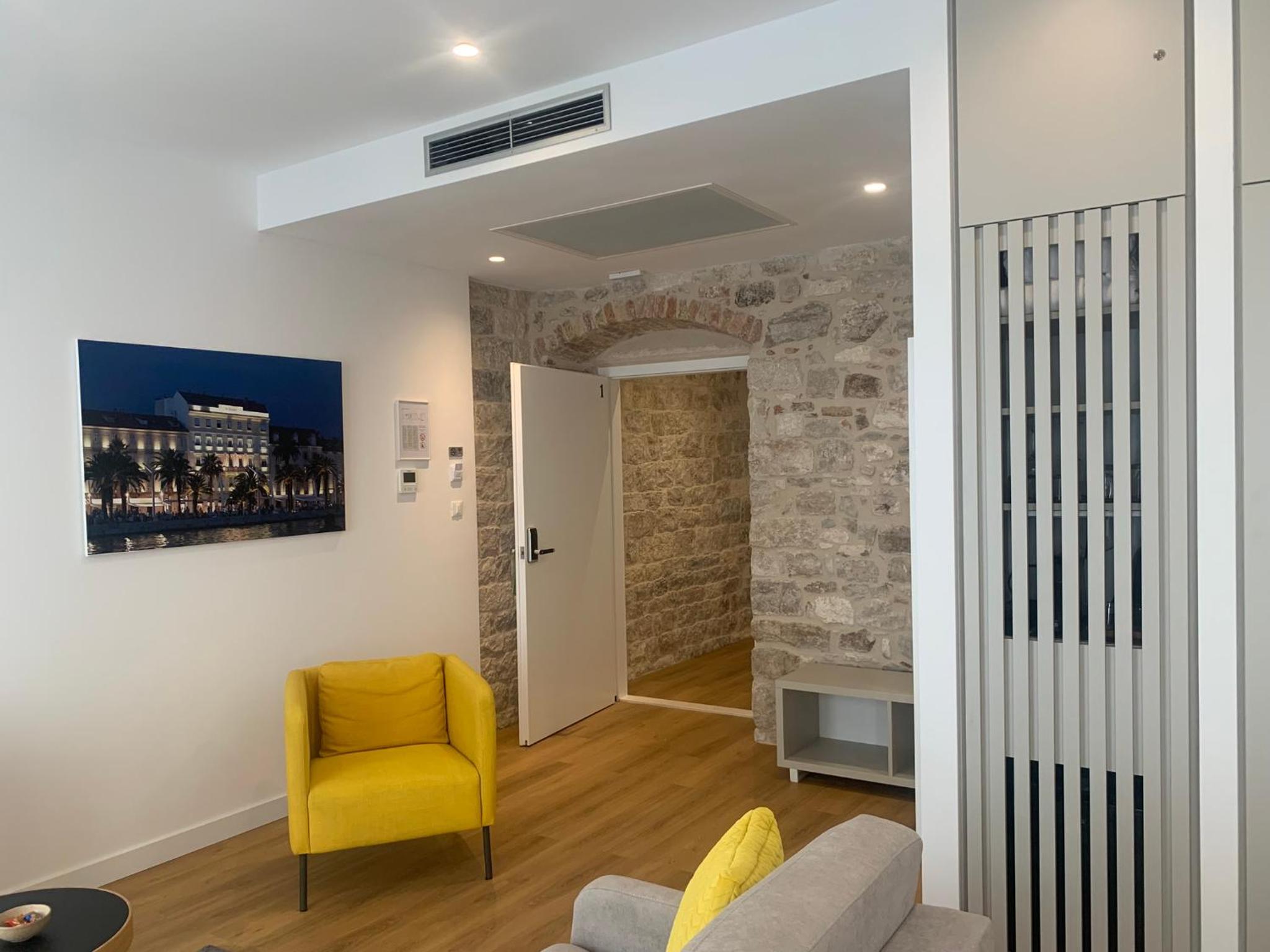 Deluxe King Room With City View photo 3