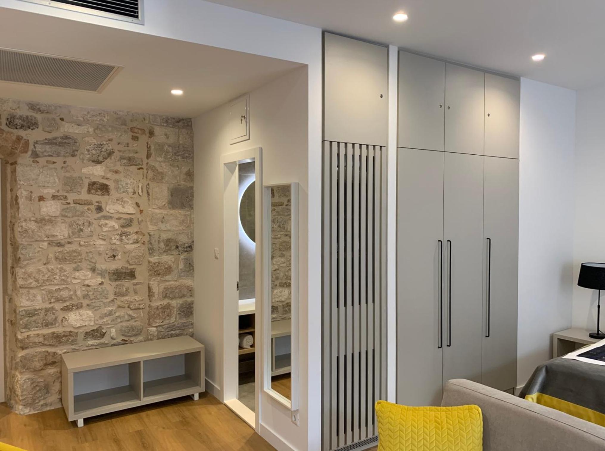 Deluxe King Room With City View photo 2