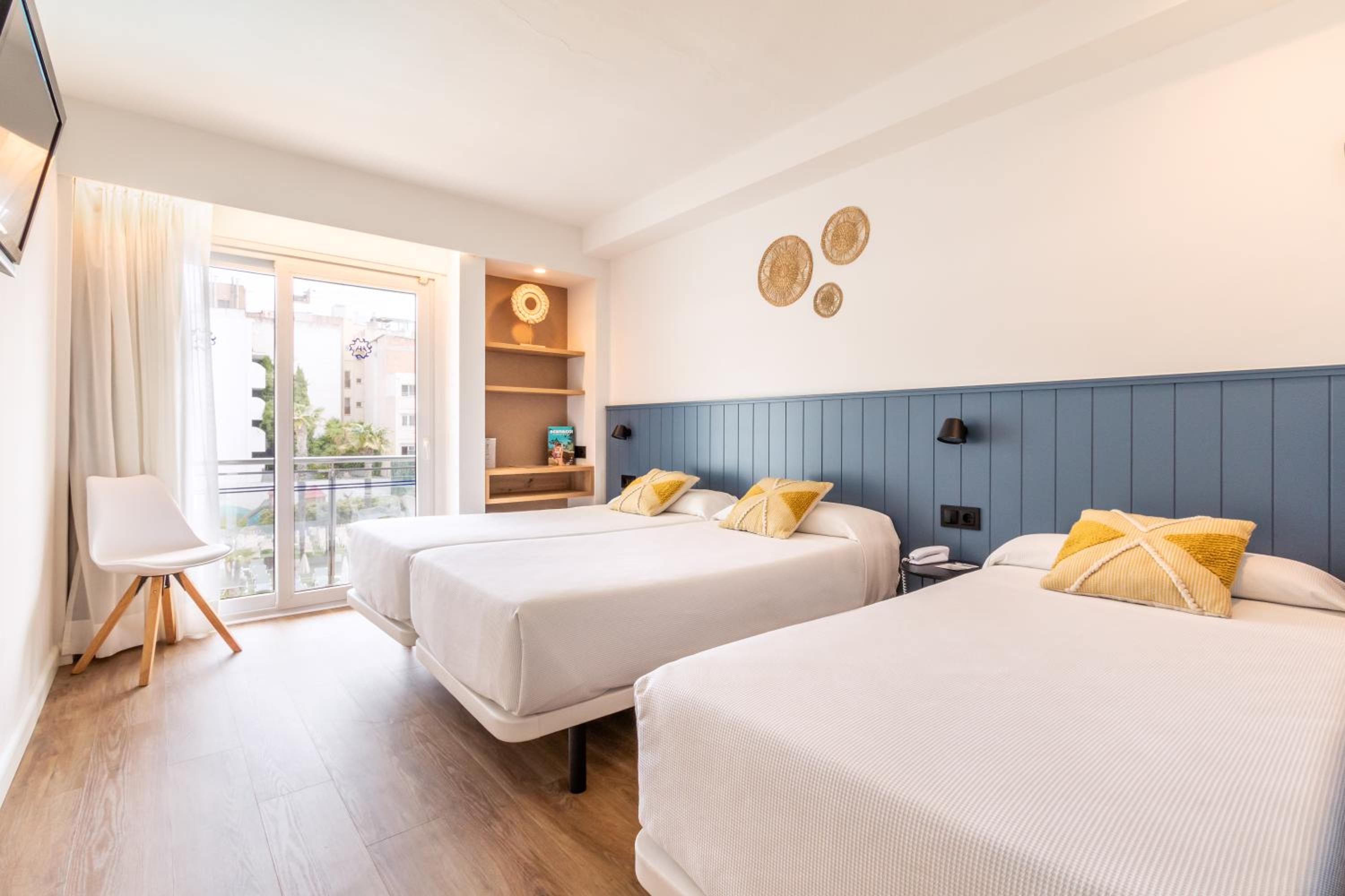 Triple Room with Pool View - Photo 1
