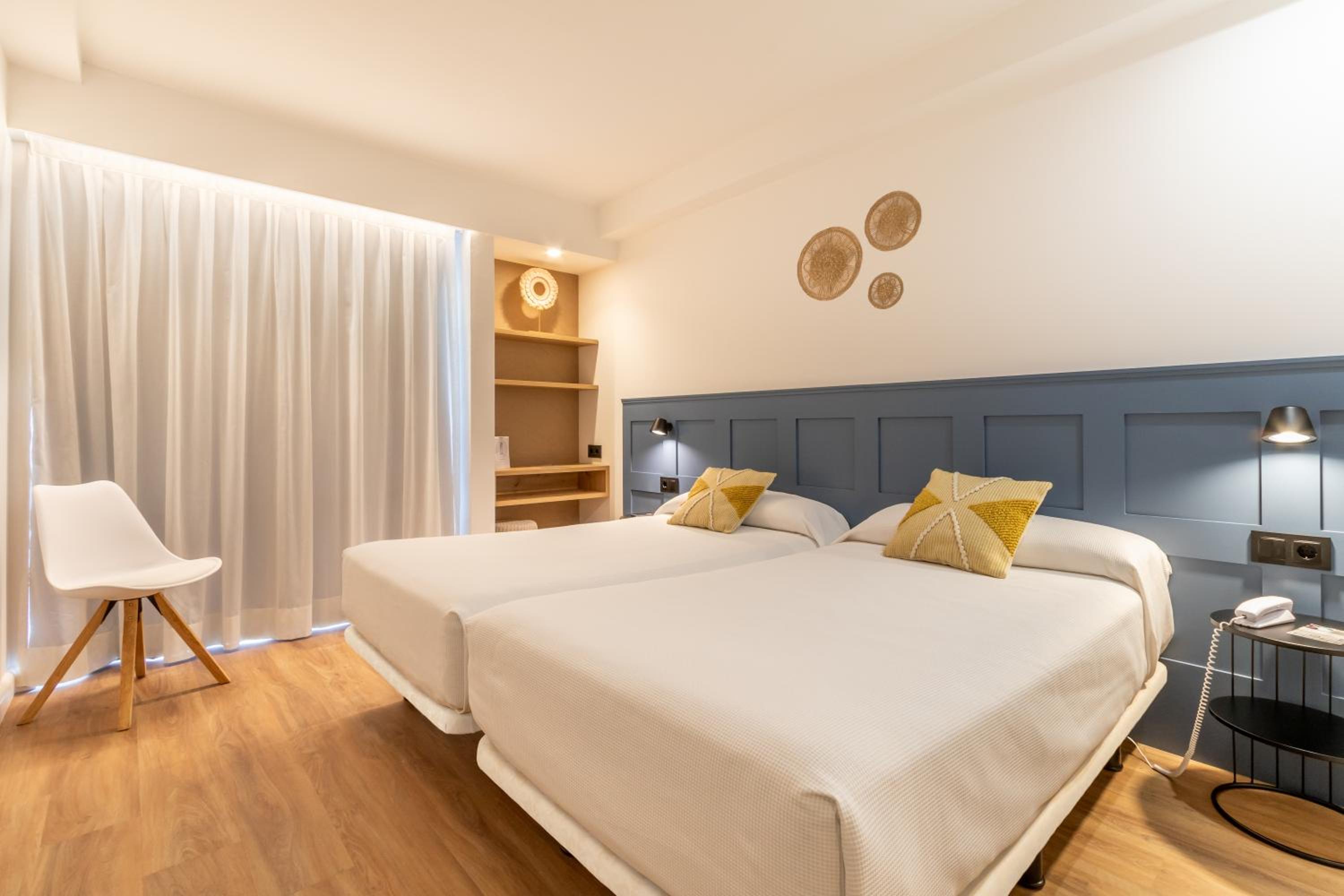 Double Room with Pool View - Photo 4