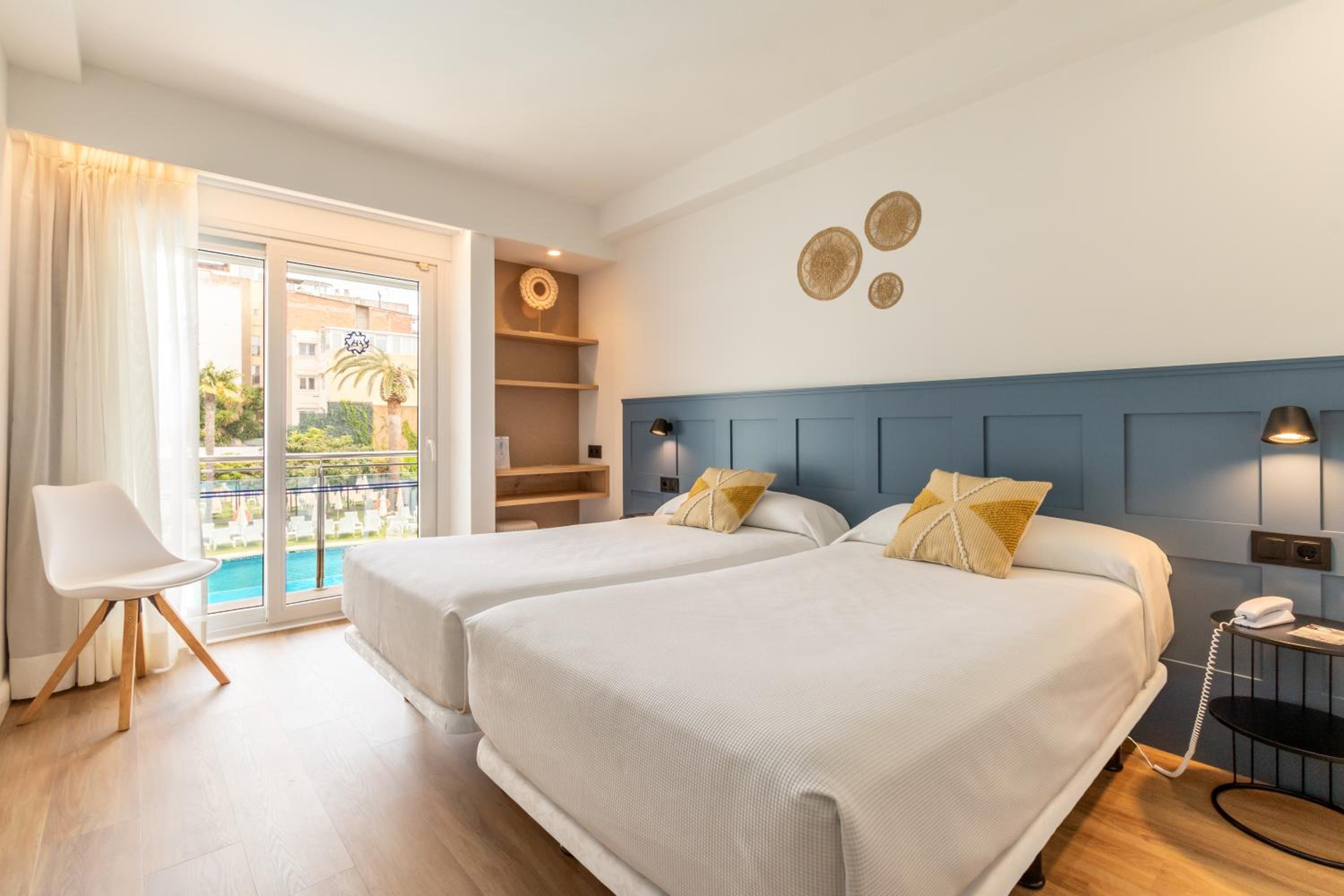 Double Room with Pool View - Photo 1