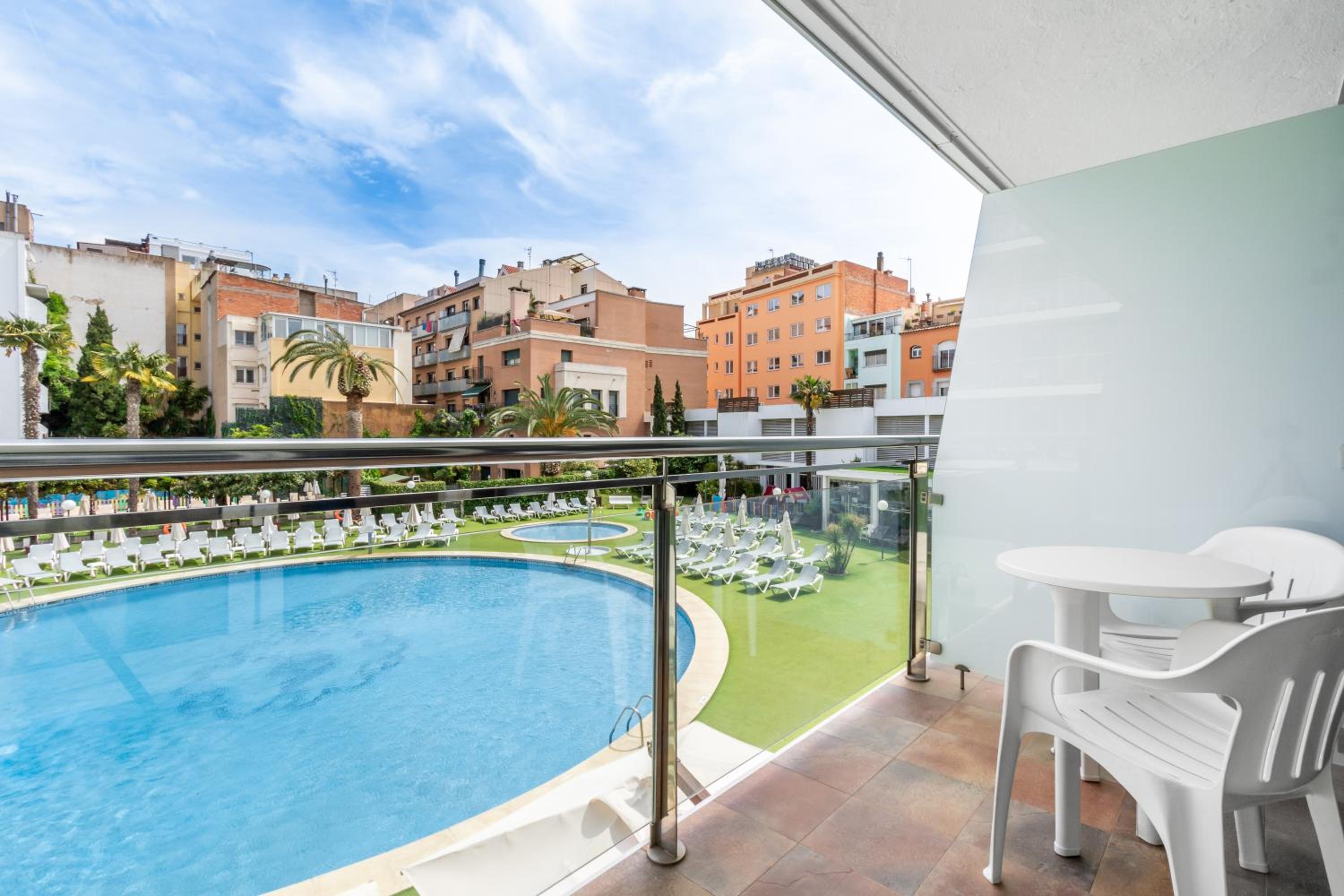 Double Room with Pool View - Photo 9