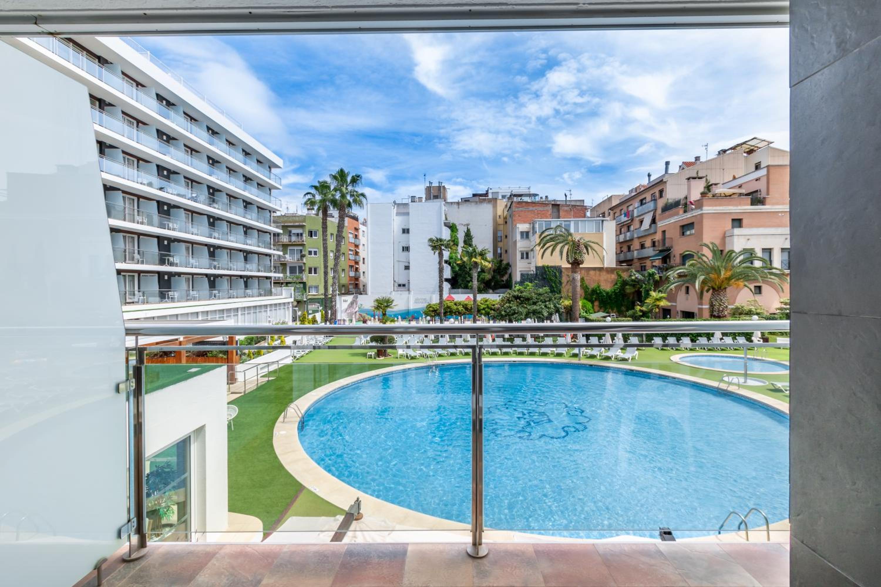 Double Room with Pool View - Photo 5