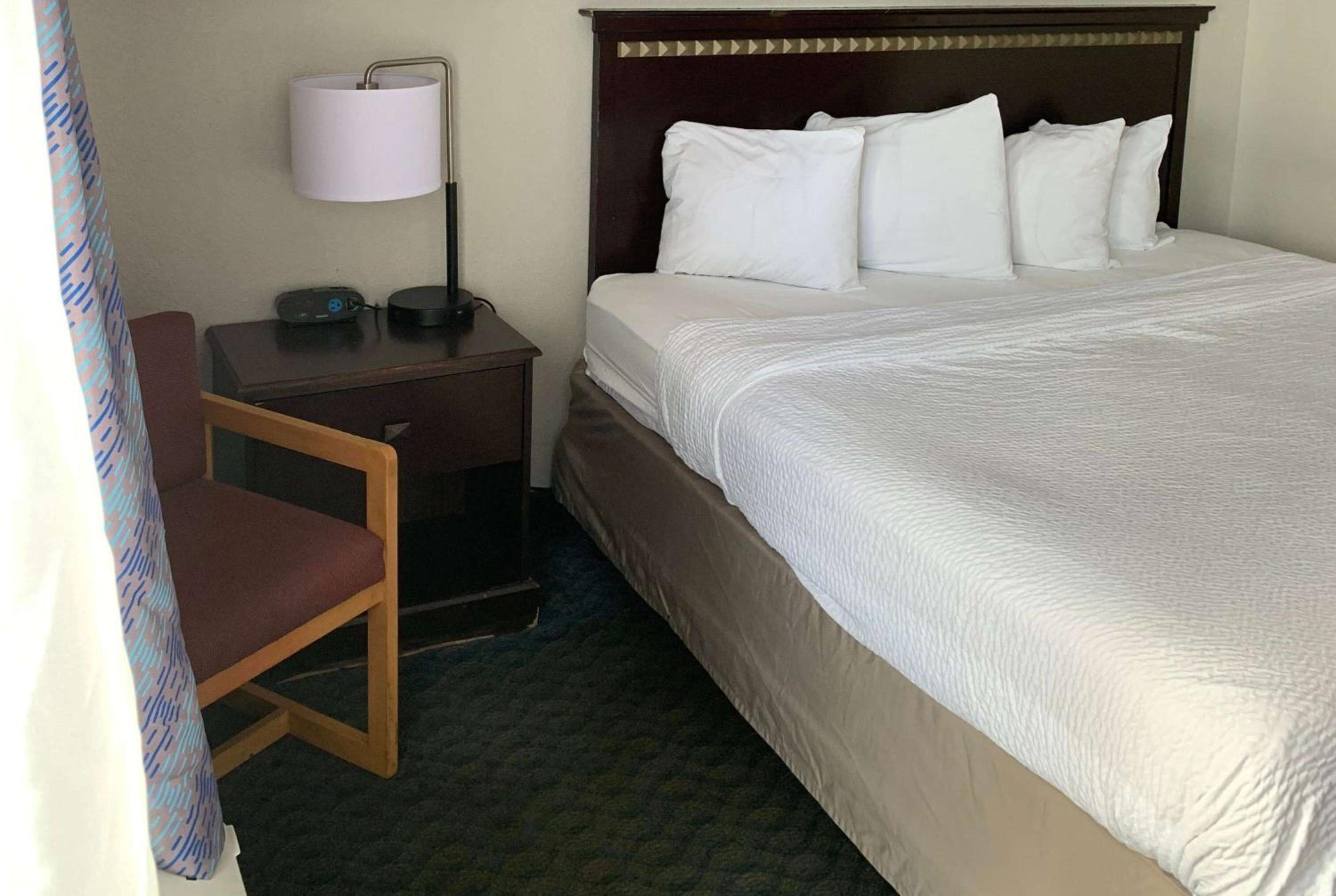 King Room - Non-Smoking - Photo 1
