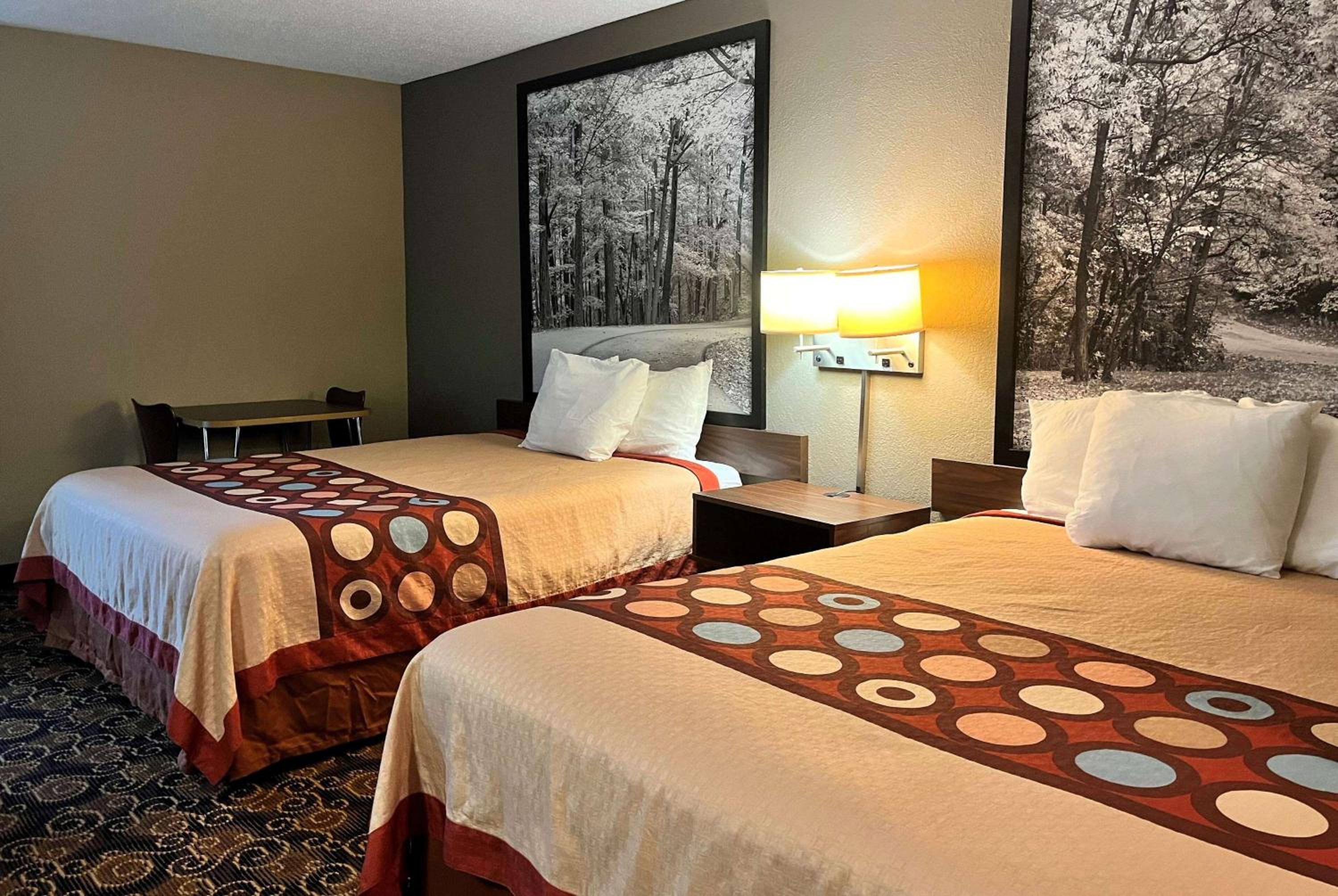 Queen Room with Two Queen Beds - Non-Smoking - Photo 3