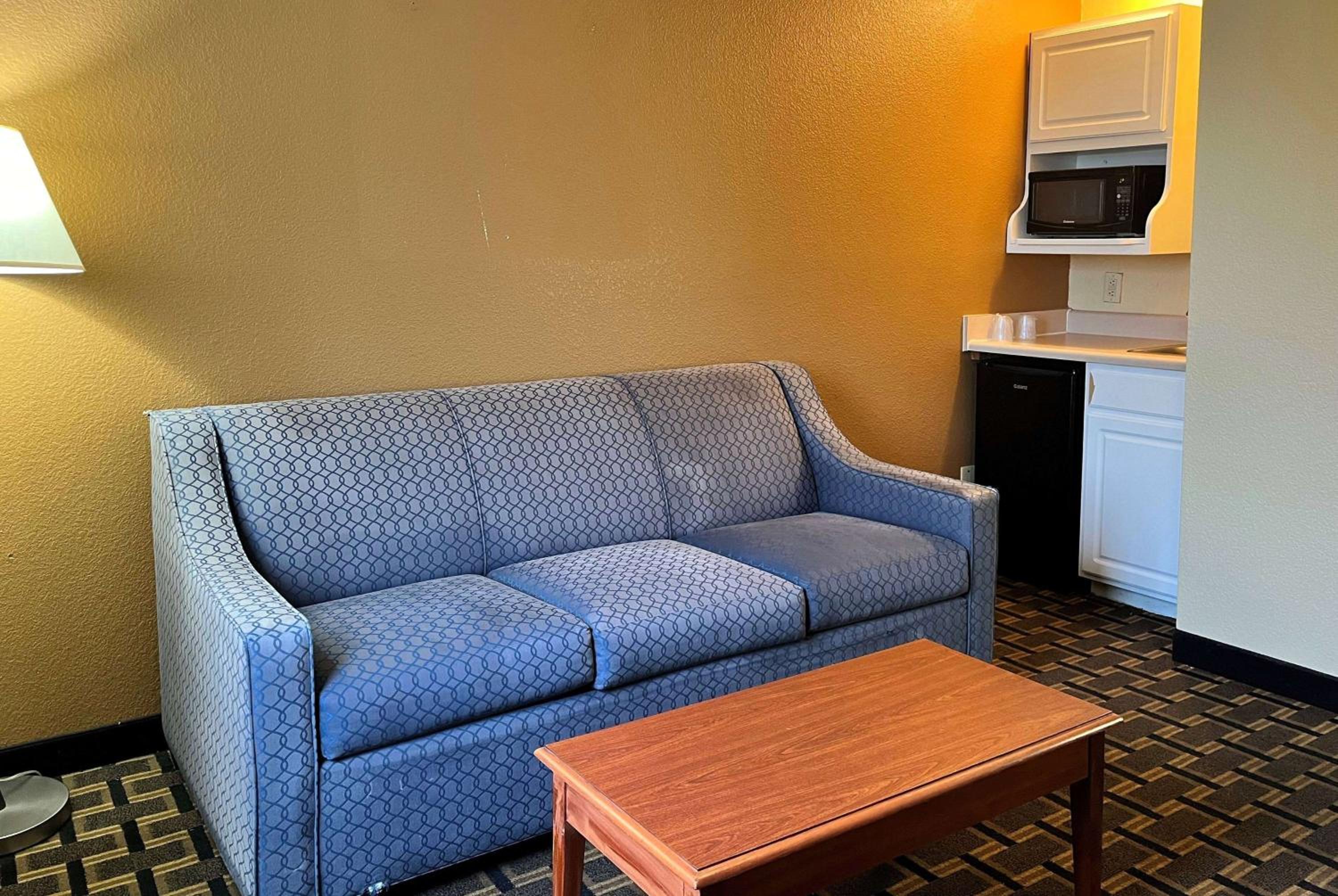 King Suite with Jetted Tub - Non-Smoking - Photo 1