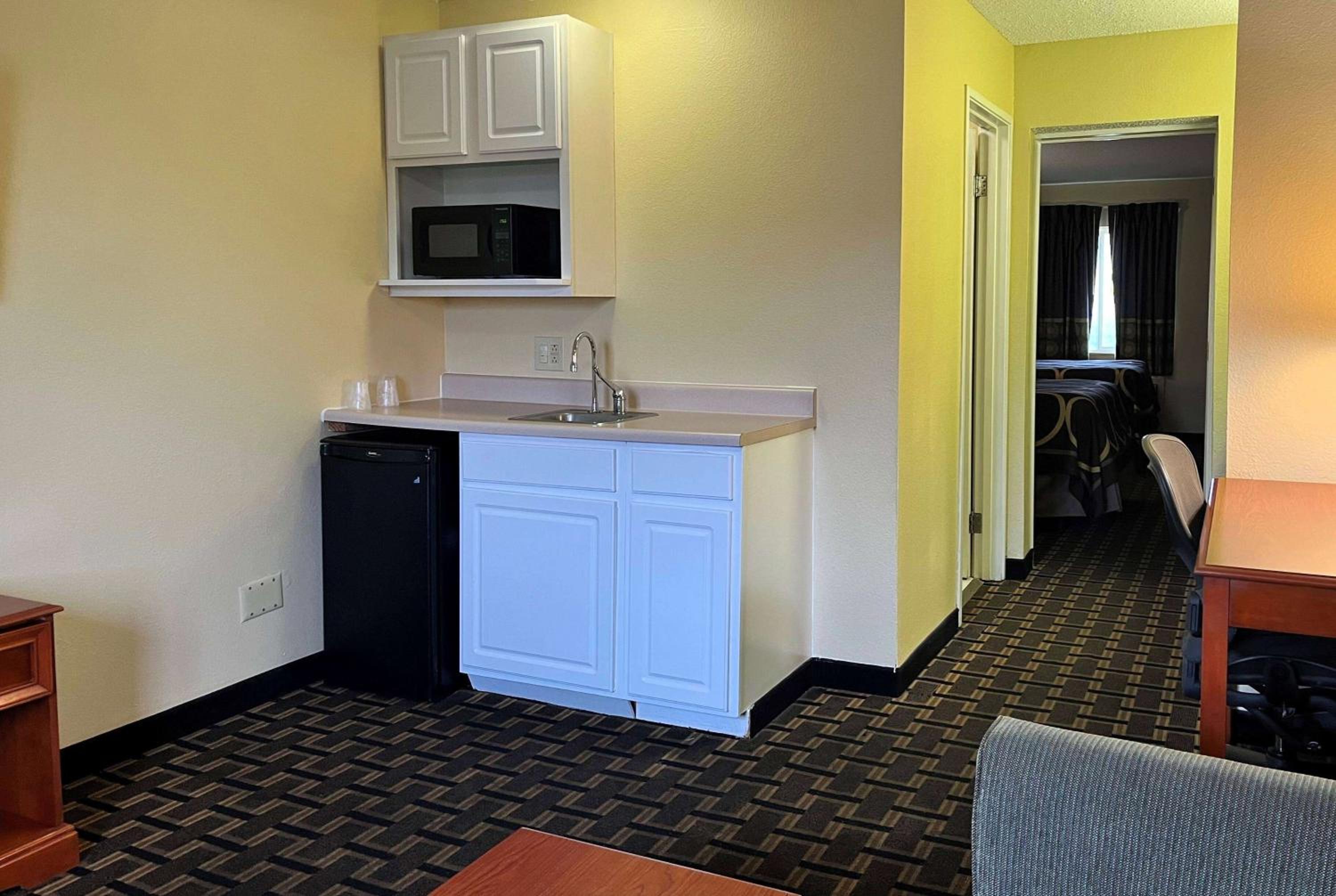 One-Bedroom Queen Suite with Two Queen Beds - Non-Smoking/Mobility Access - Photo 2