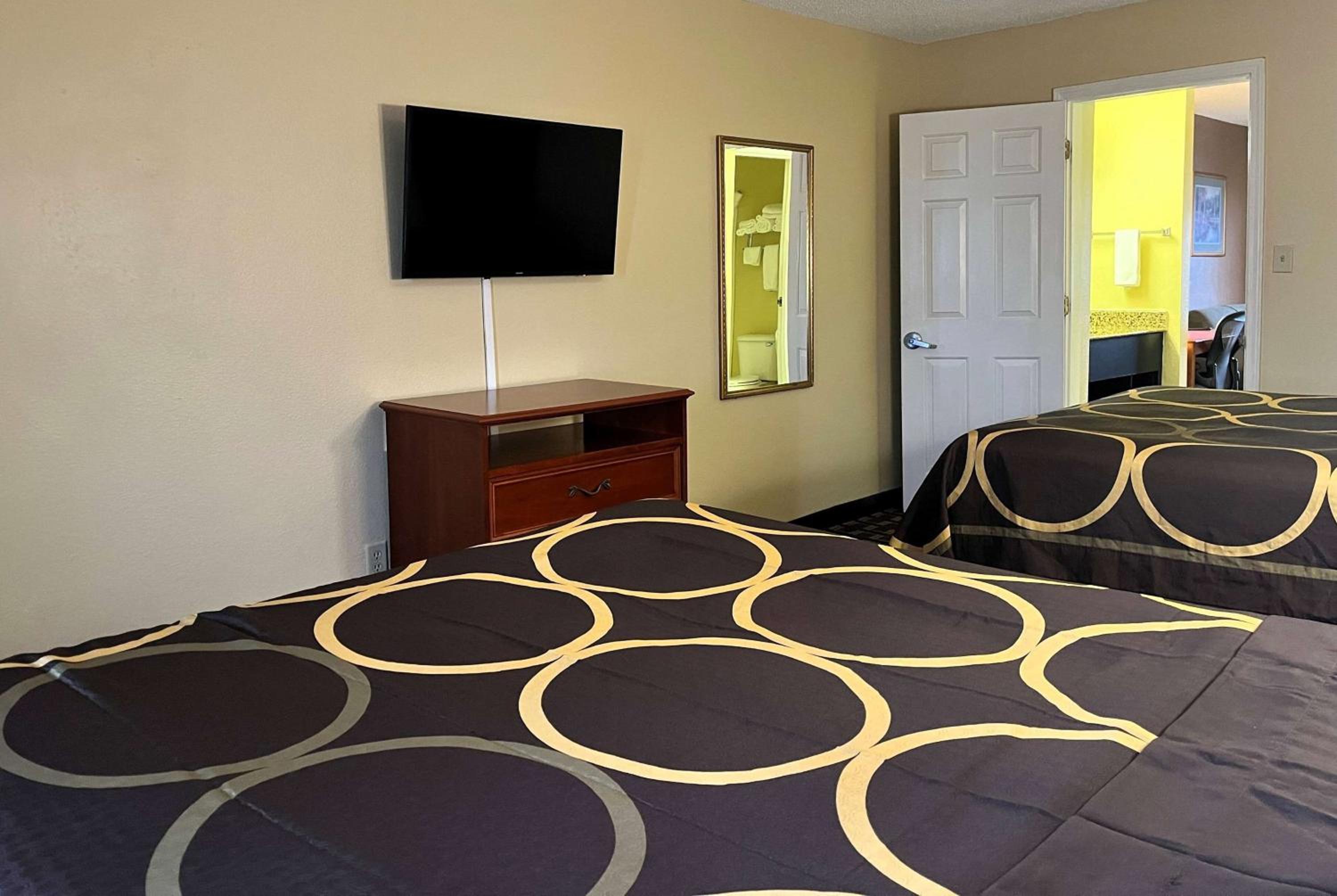 One-Bedroom Suite with Two Queen Beds - Non-Smoking - Photo 3