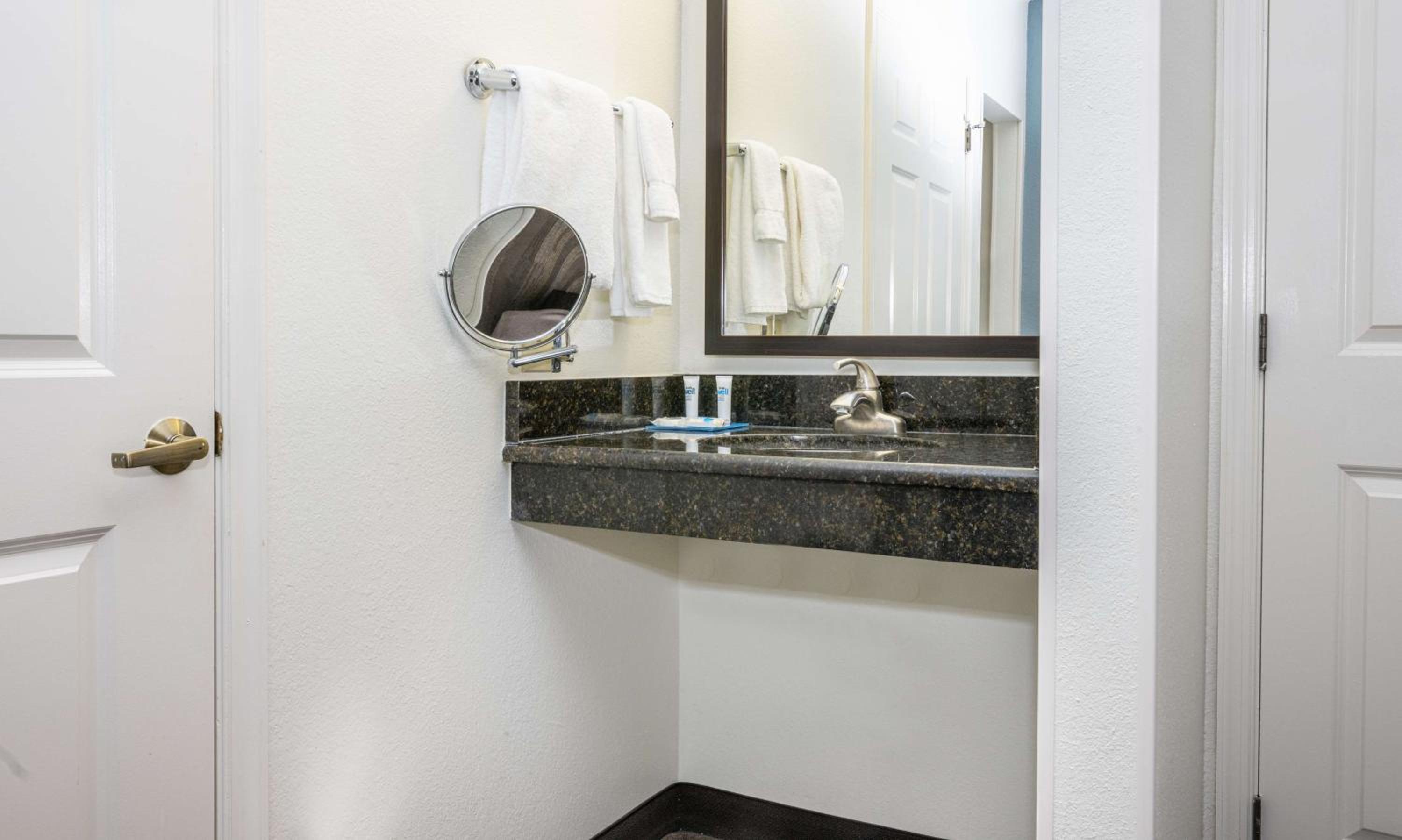 King Studio with Accessible Tub - Disability Access - Photo 5