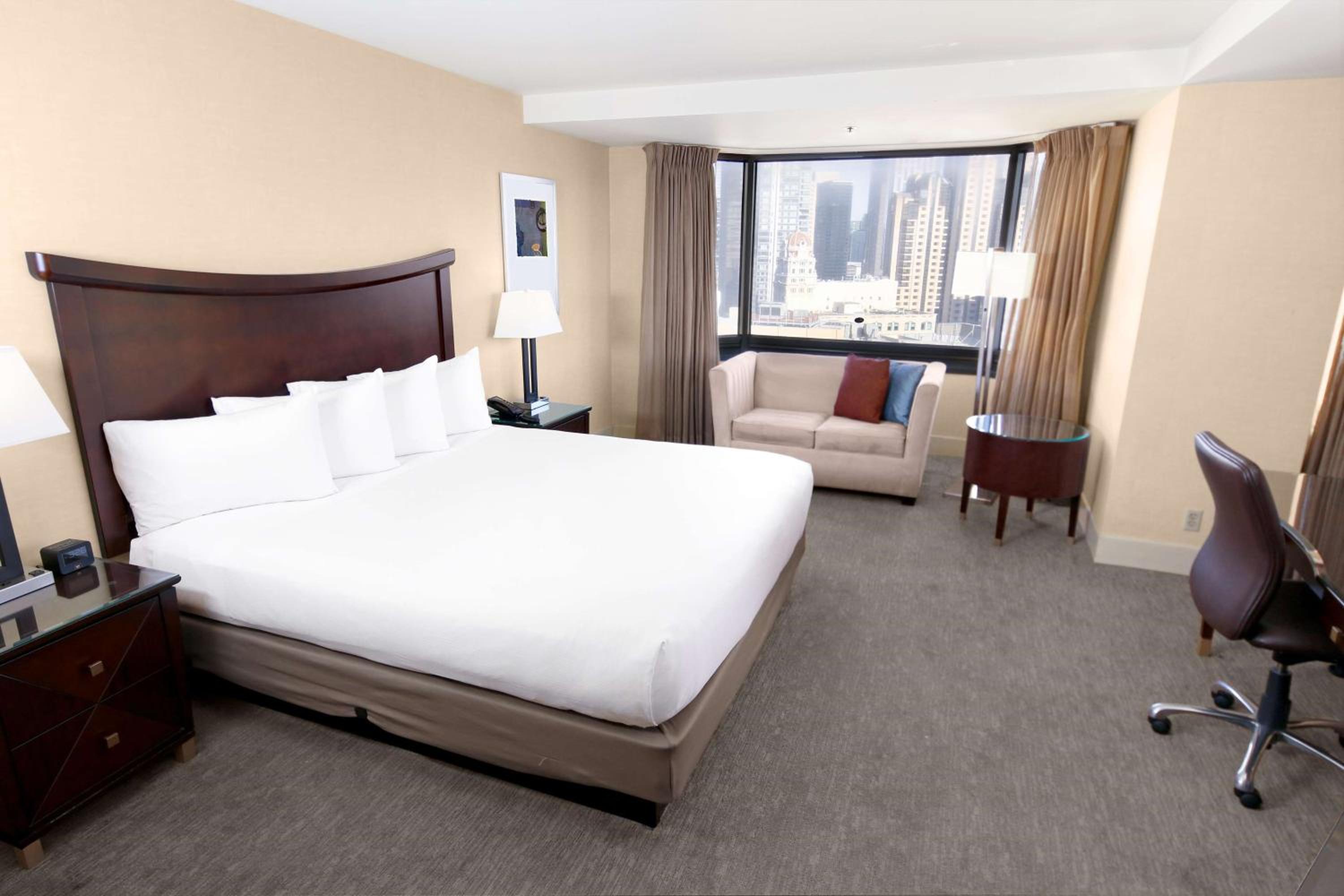 Deluxe Corner King Room - Photo 2