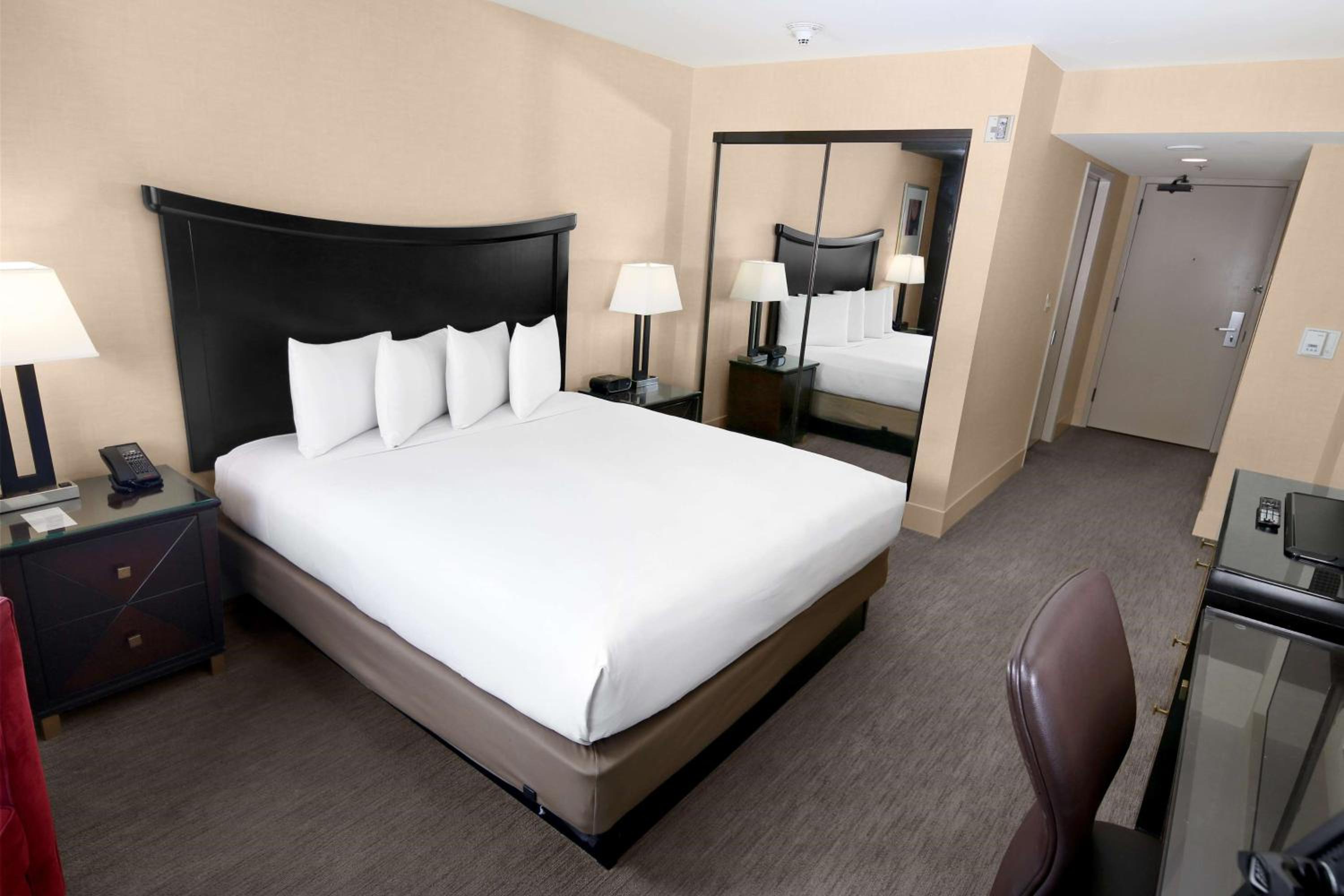 Skyline View - One King Bed Mobility/Hearing Accessible Tub - Photo 1