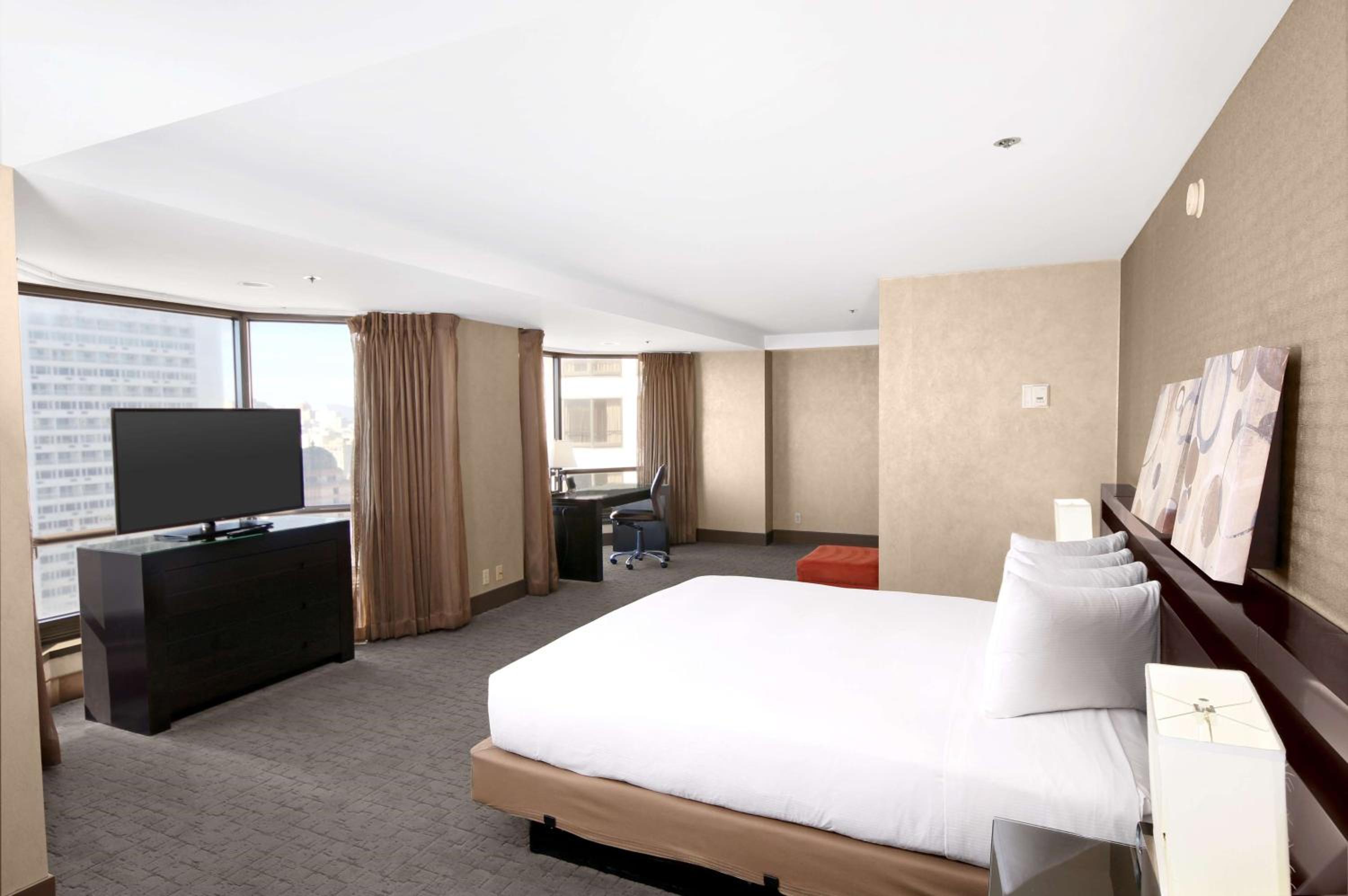 Sunset Suite - One King Bed photo 3