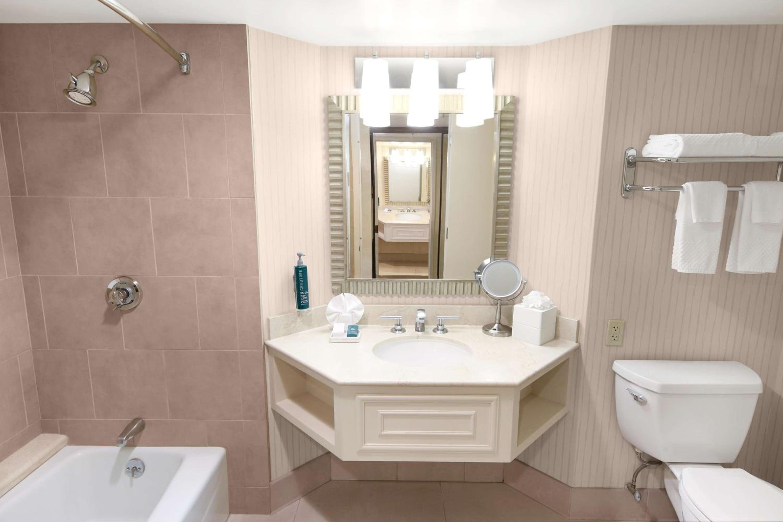 Junior King Suite with Seating Area - Photo 3