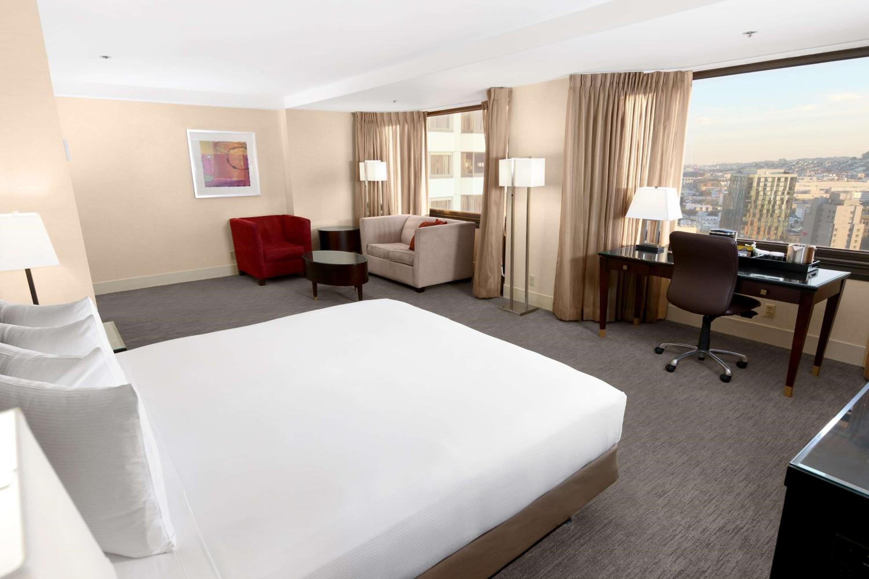 Deluxe View Junior Suite - One King Bed - Photo 4