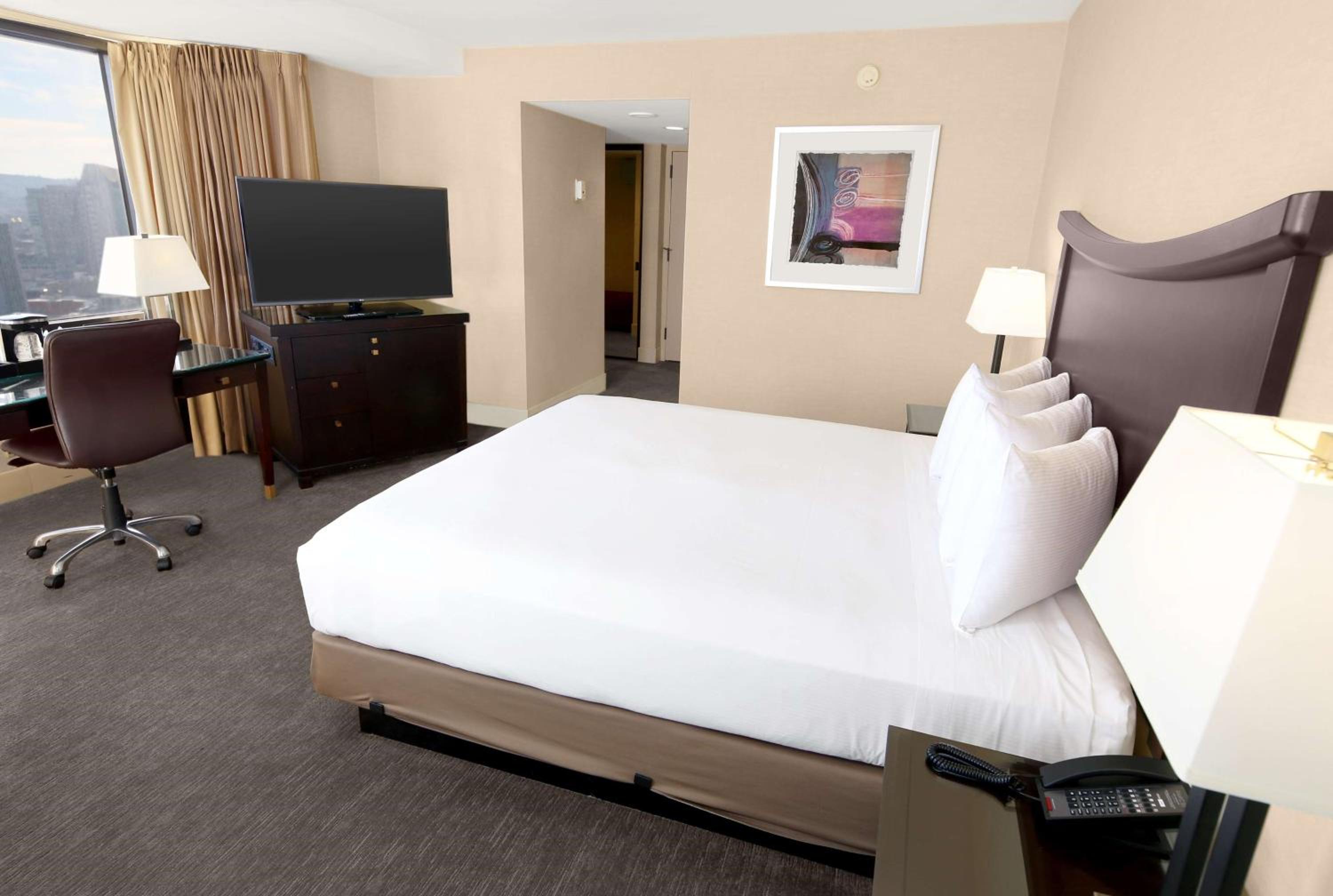 Deluxe Corner King Room - Photo 5