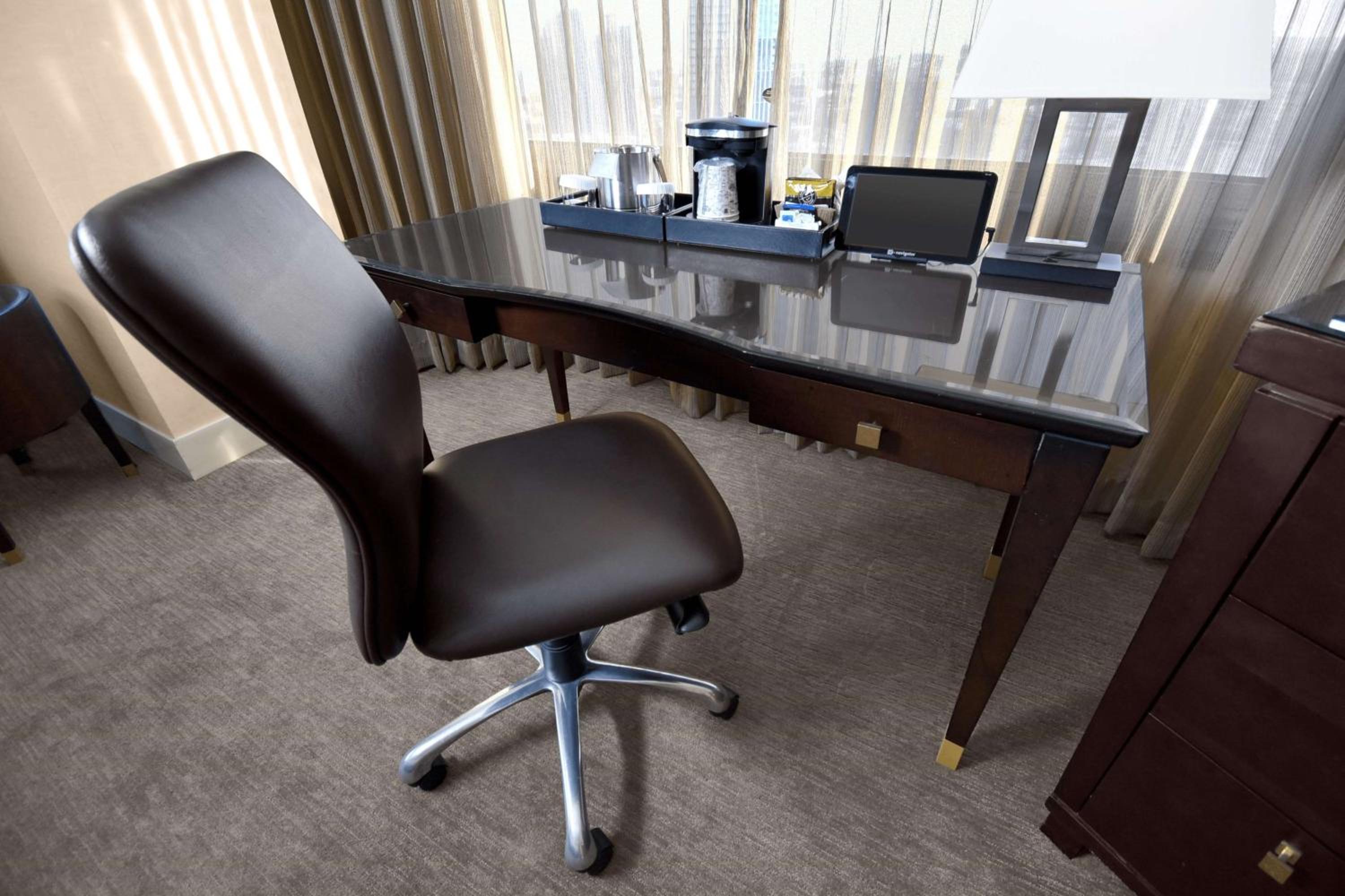 Deluxe Corner King Room - Photo 6