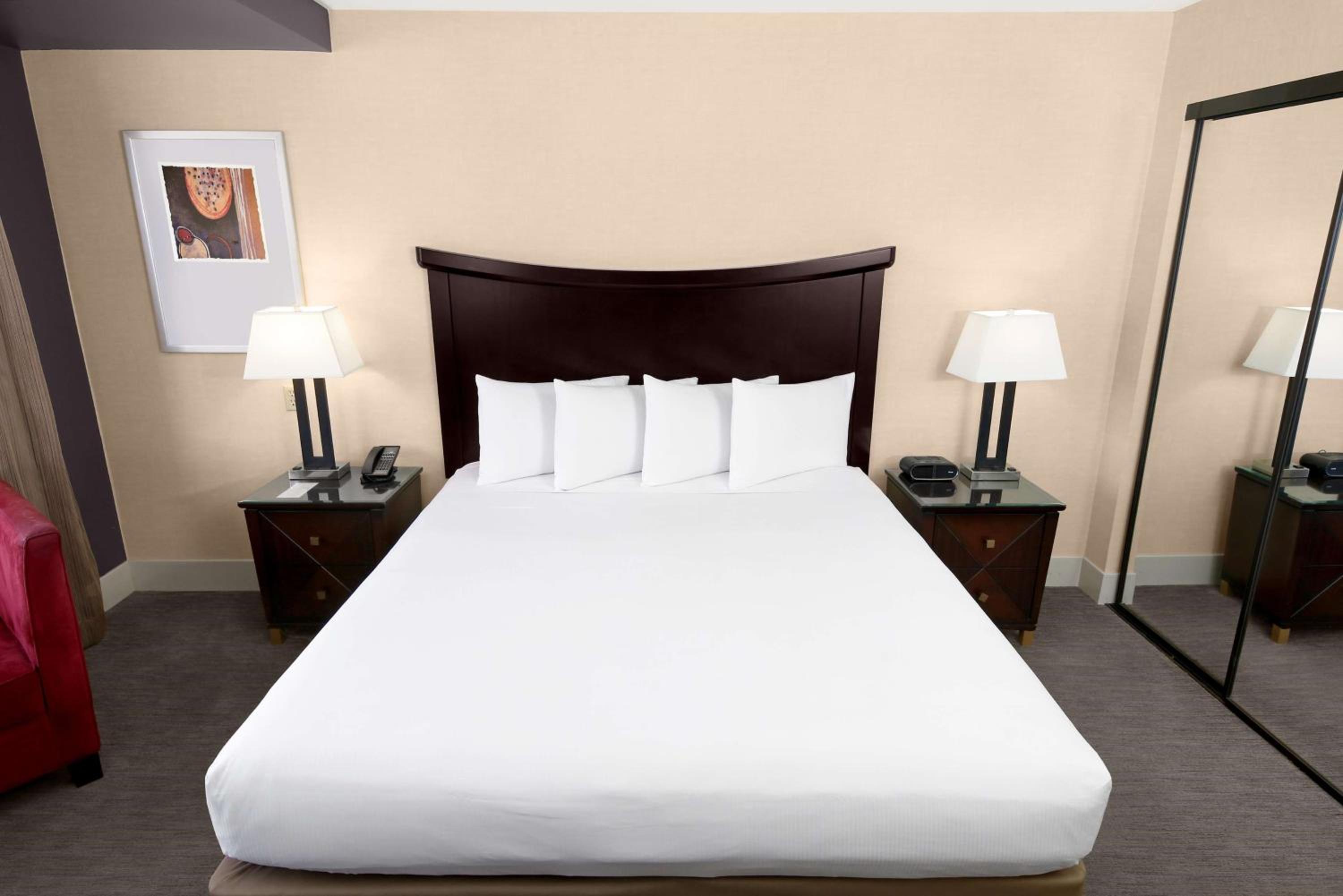 Skyline View - One King Bed Mobility/Hearing Accessible Tub - Photo 5