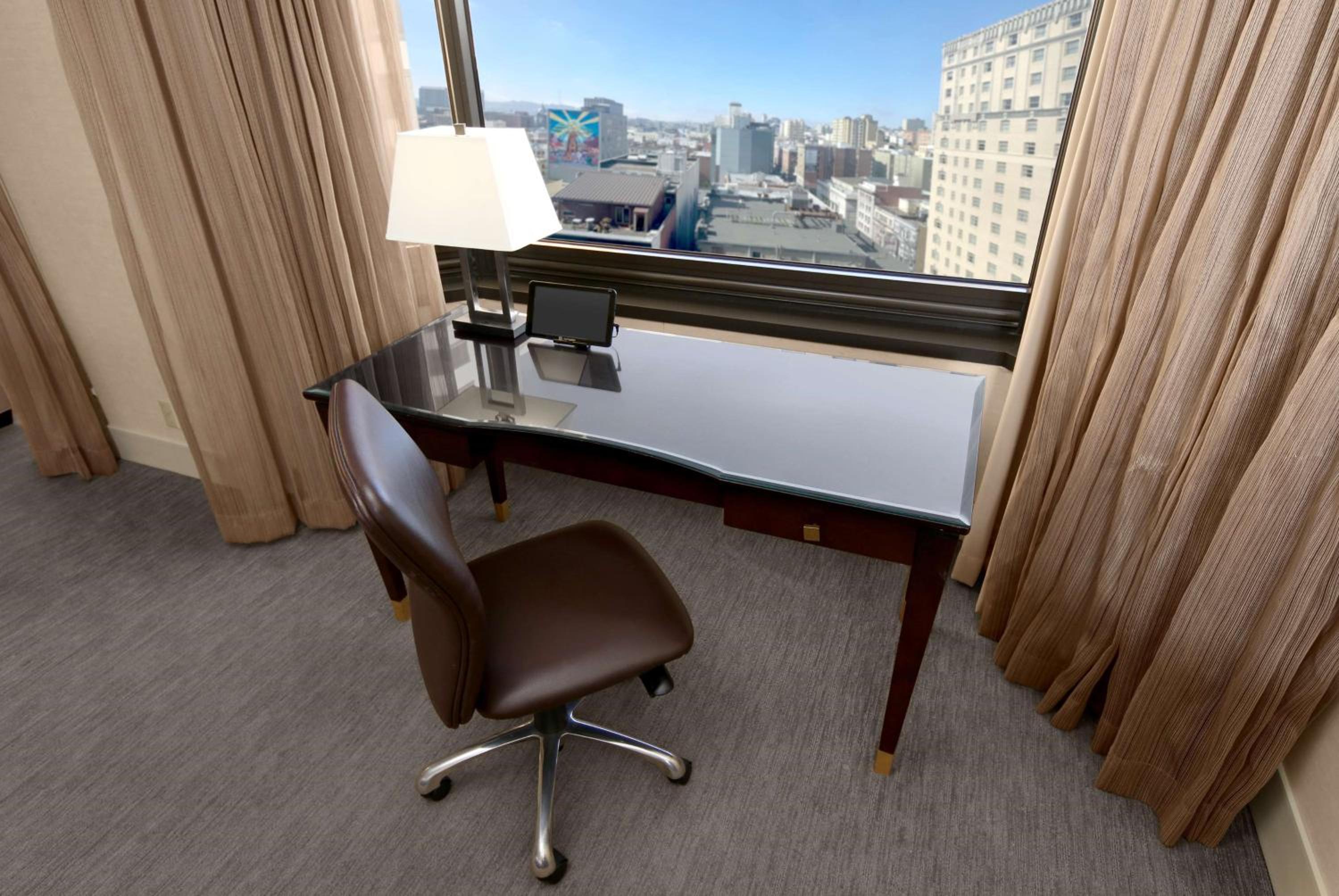 Junior King Suite with Seating Area - Photo 2