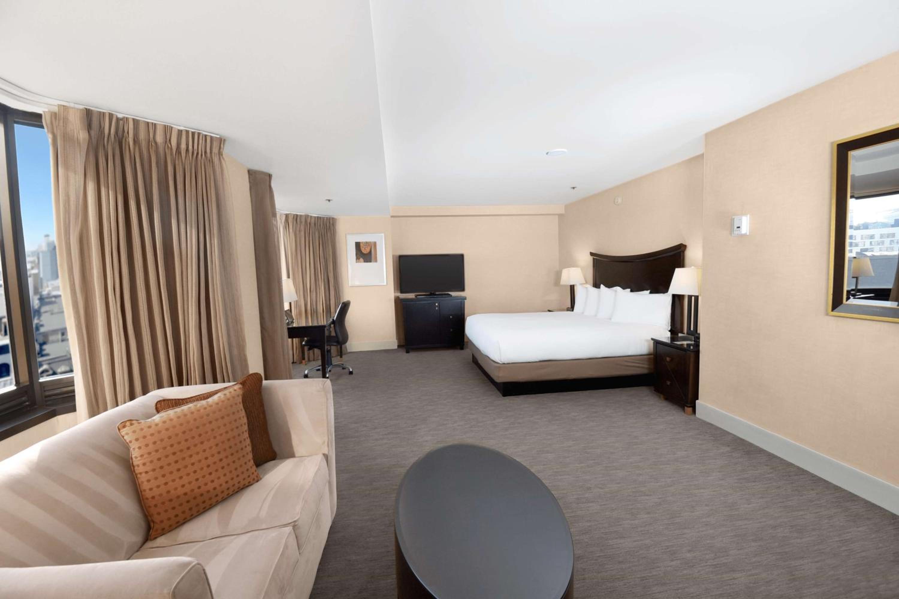 Junior King Suite with Seating Area - Photo 4