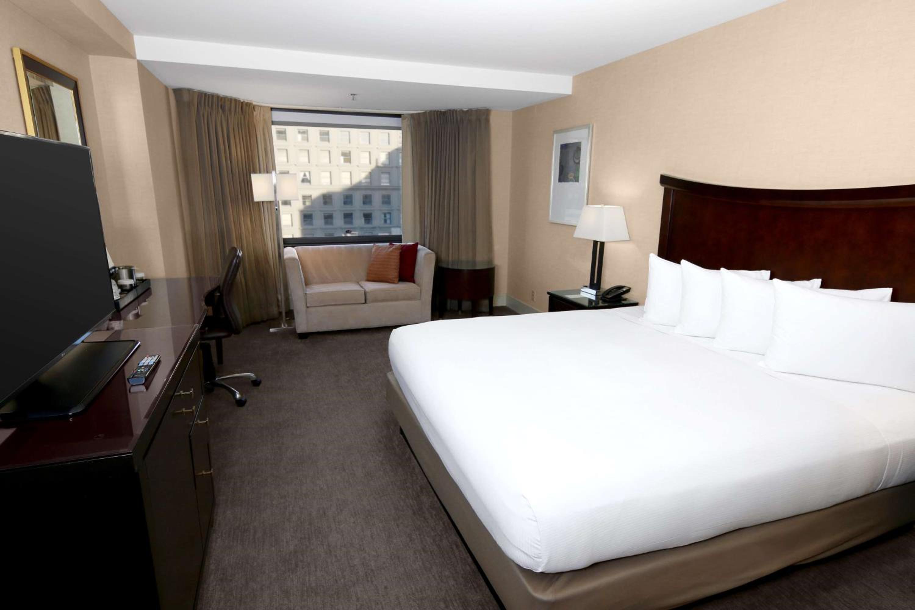 One King Bed - Photo 5