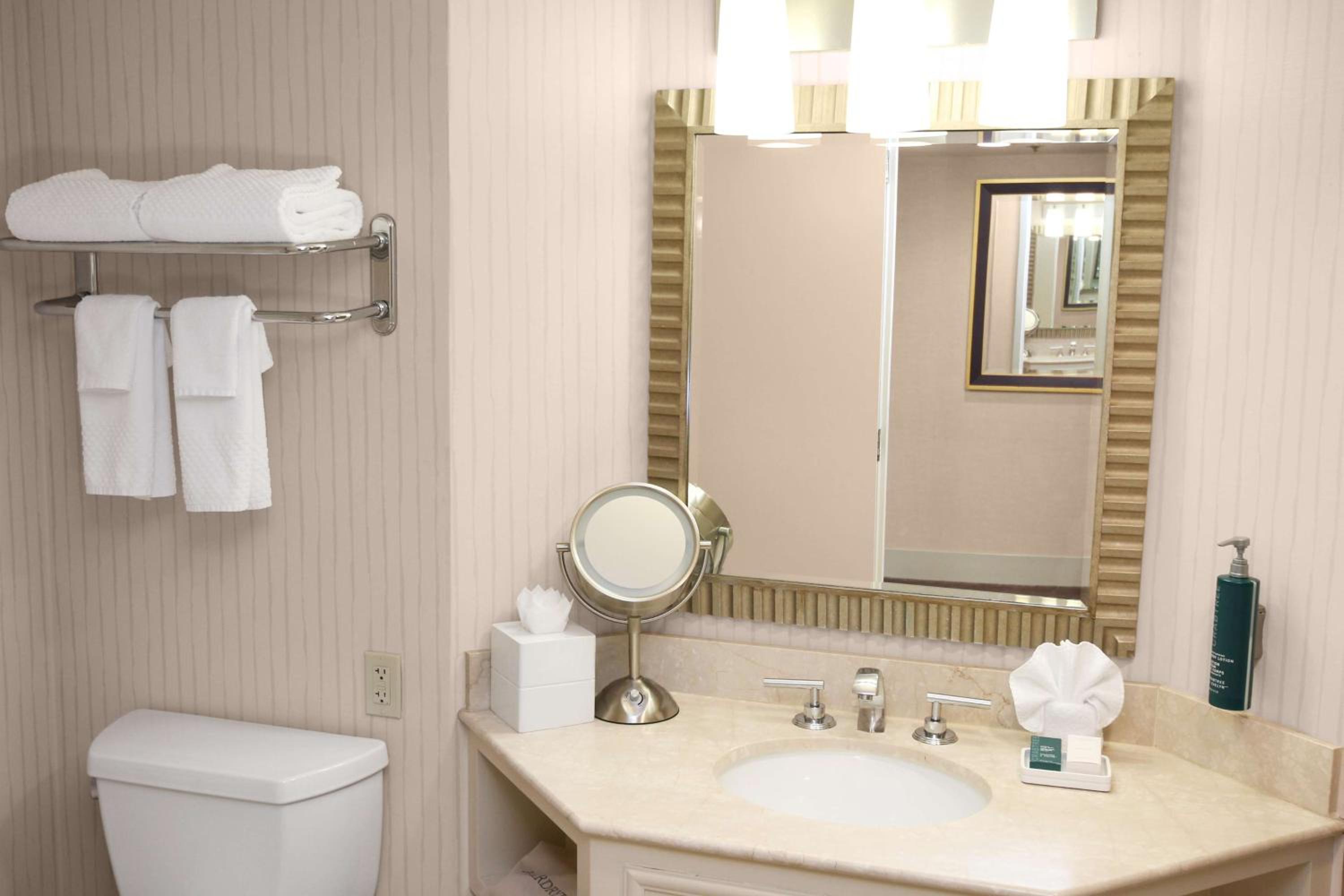 Deluxe Corner King Room - Photo 4