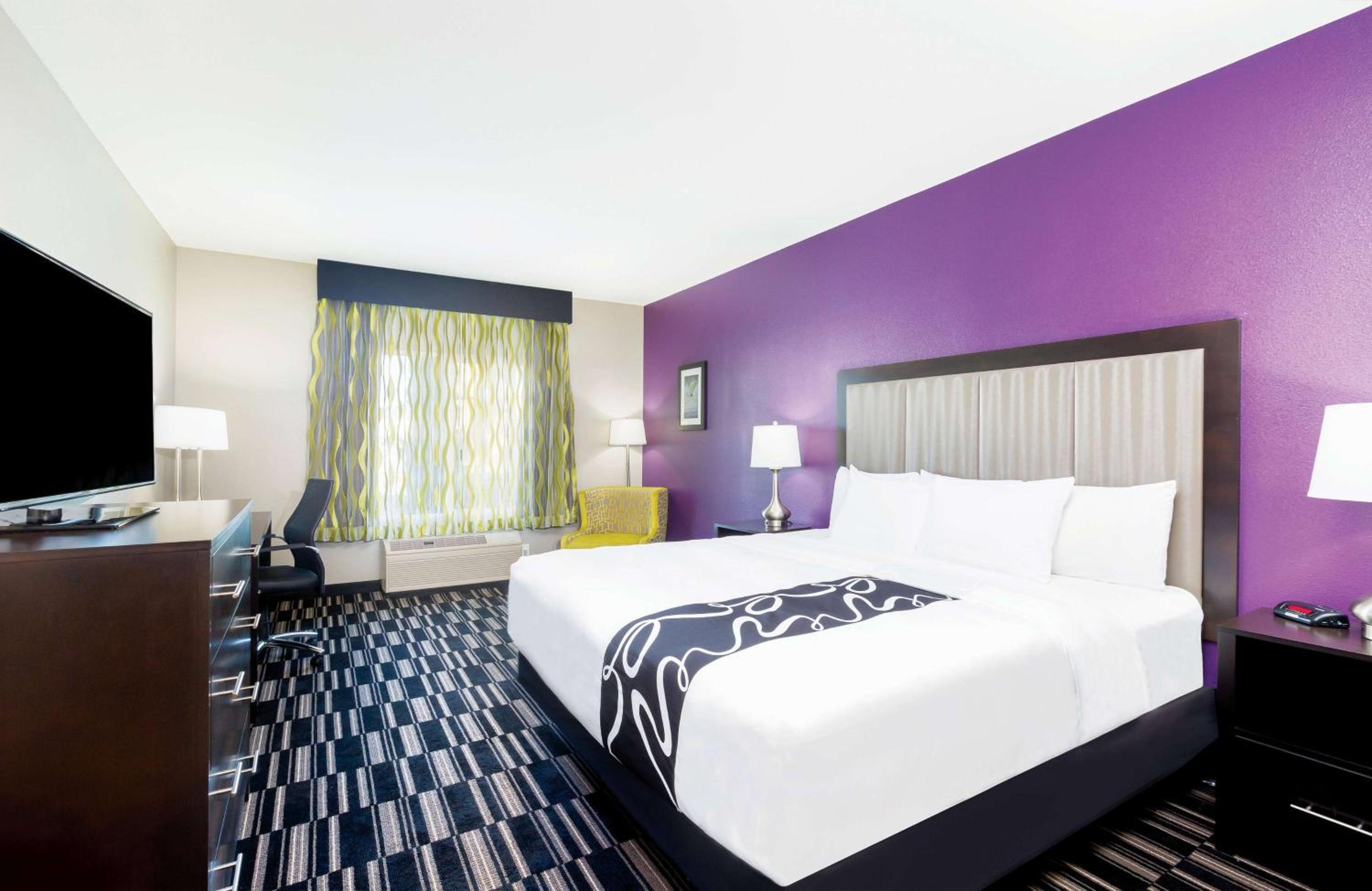 King Room with Bath Tub - Mobility/Hearing Accessible - Non-Smoking - Photo 1