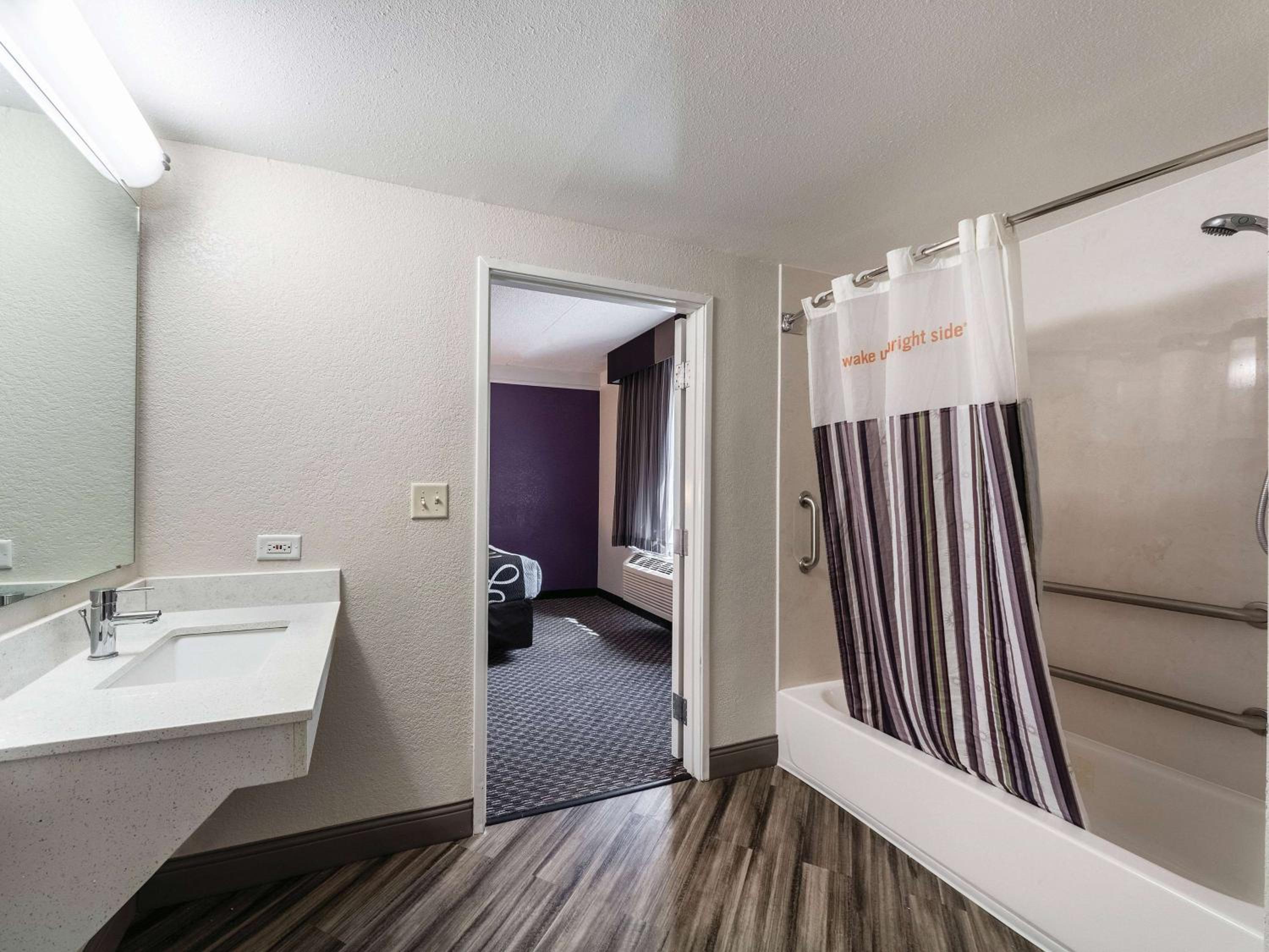 2 Double Beds, Mobility/Hearing Accessible Room, Tub w/ Grab Bars, Non-Smoking - Photo 2
