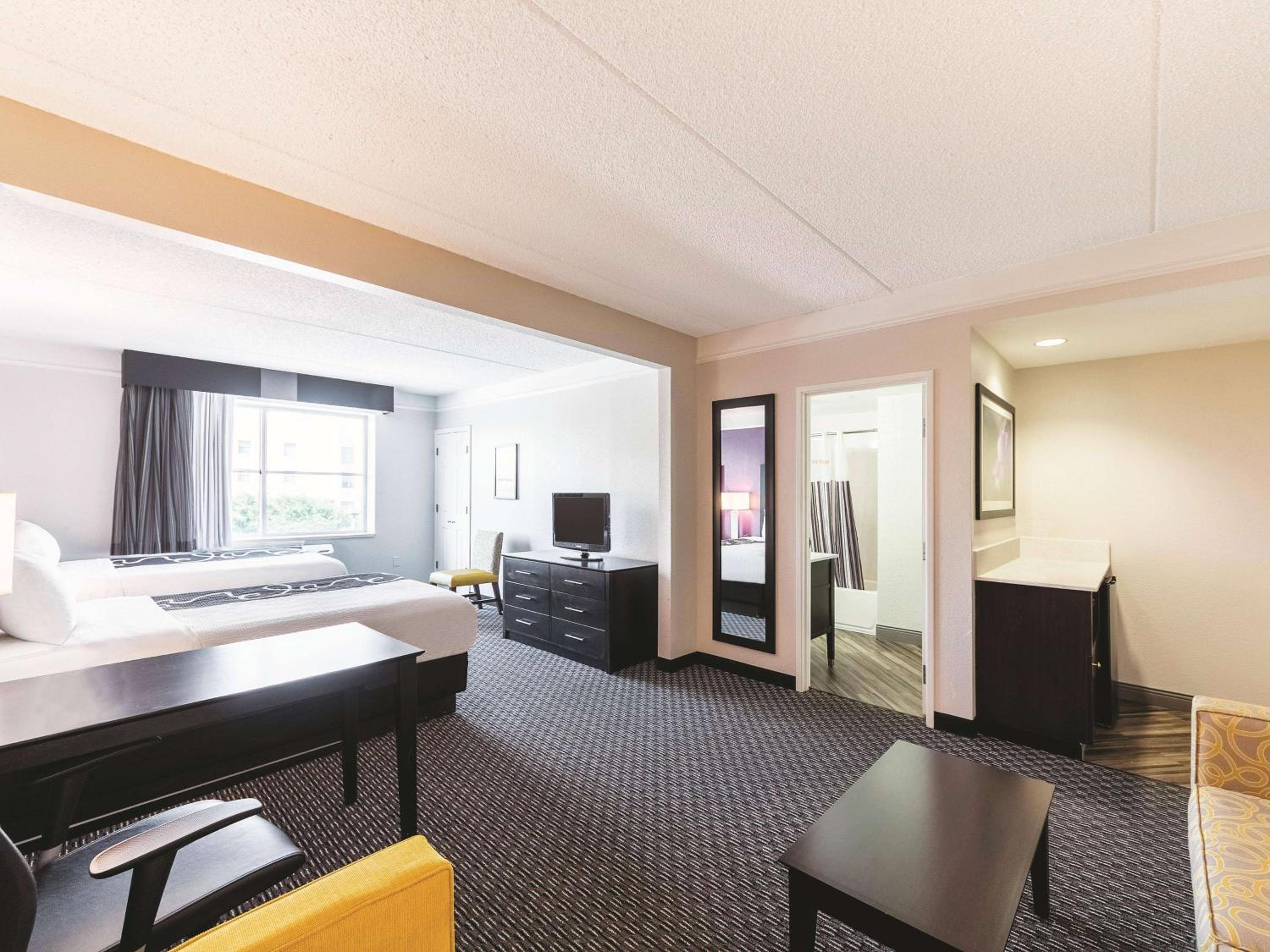 Studio Suite with Two Double Beds - Non-Smoking - Photo 2