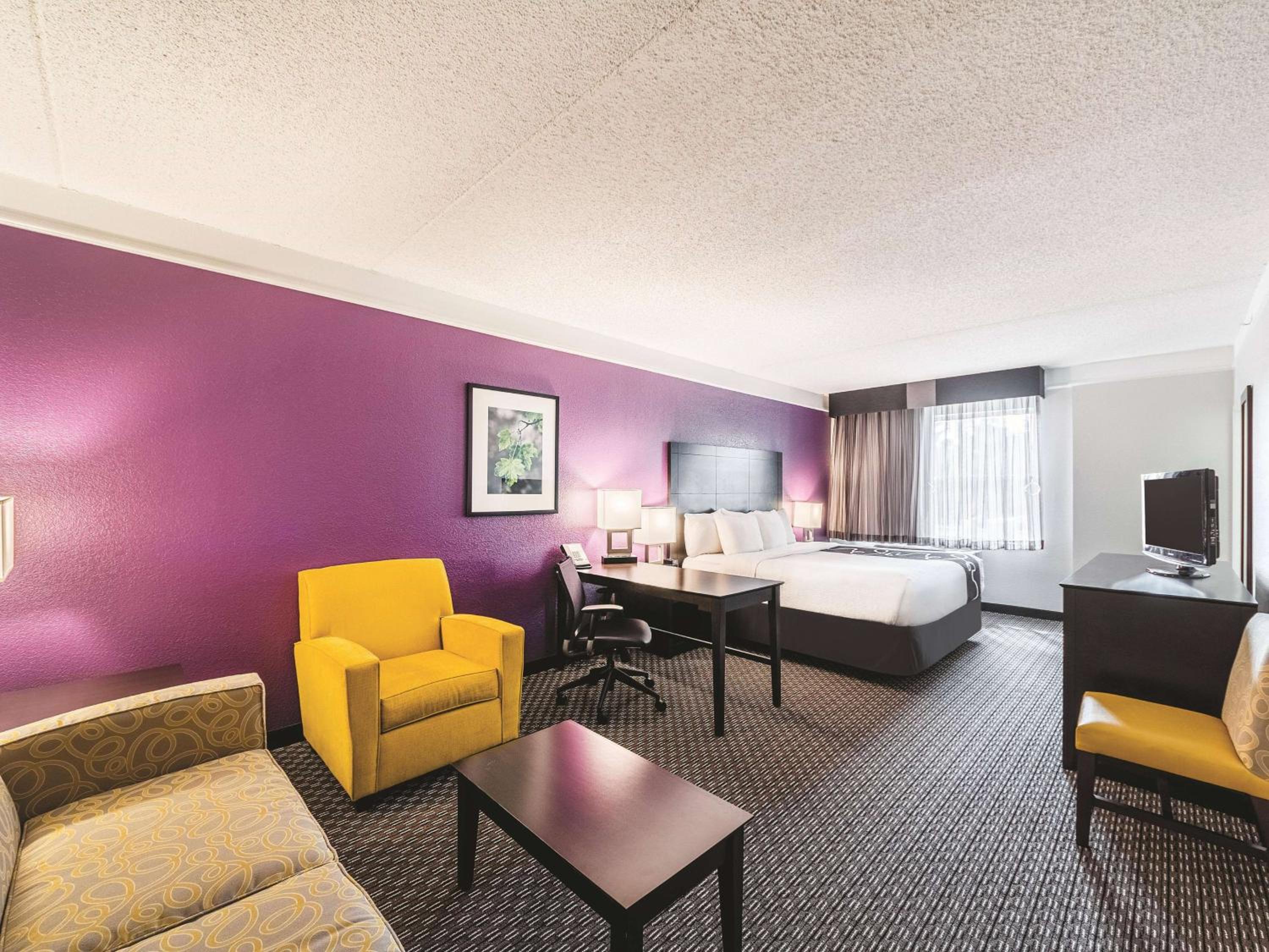 King Room with Bath Tub - Mobility/Hearing Accessible - Non-Smoking - Photo 1