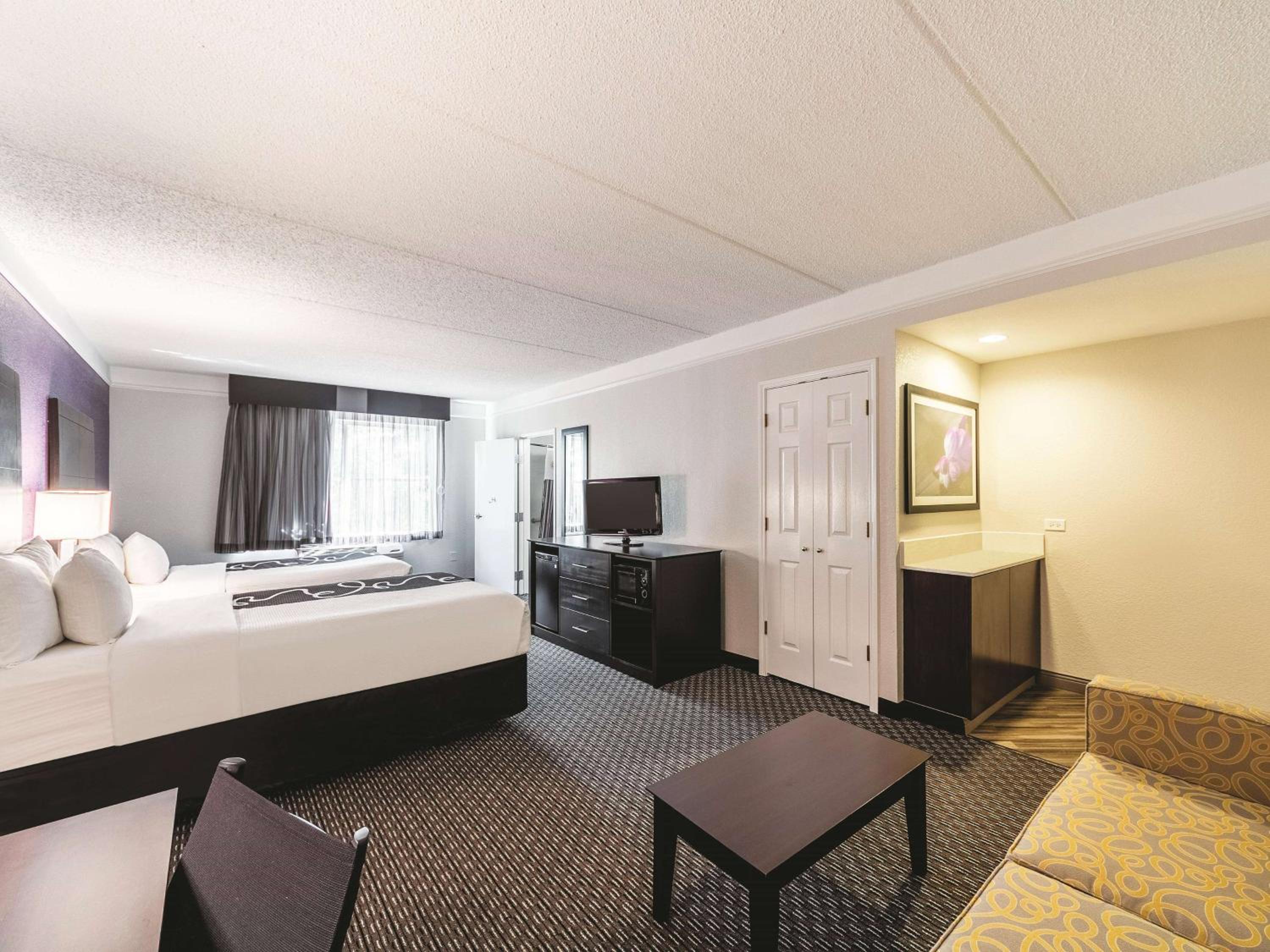 2 Double Beds, Mobility/Hearing Accessible Room, Tub w/ Grab Bars, Non-Smoking - Photo 3