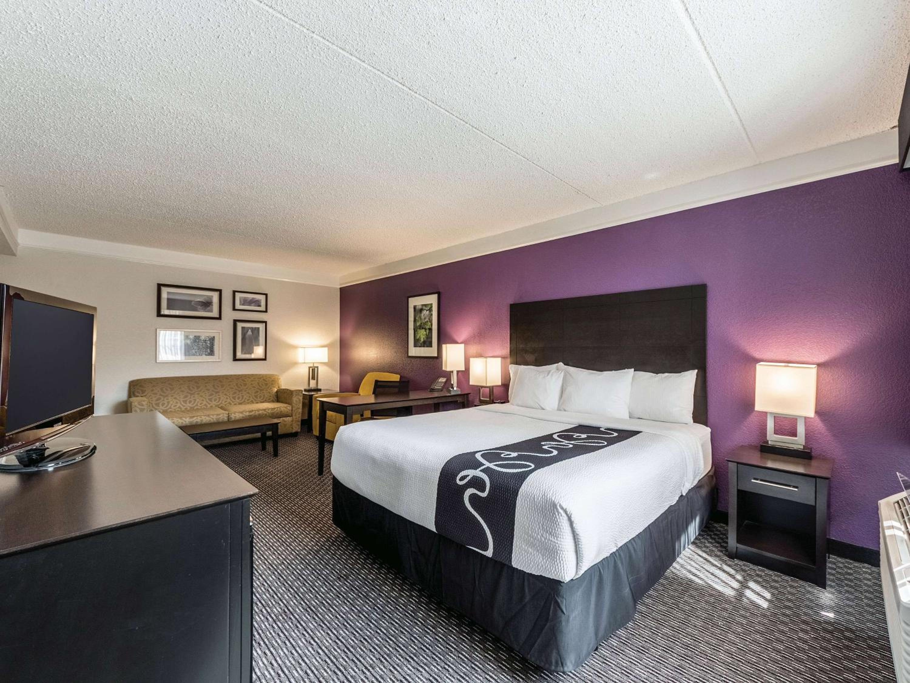King Room with Bath Tub - Mobility/Hearing Accessible - Non-Smoking - Photo 3