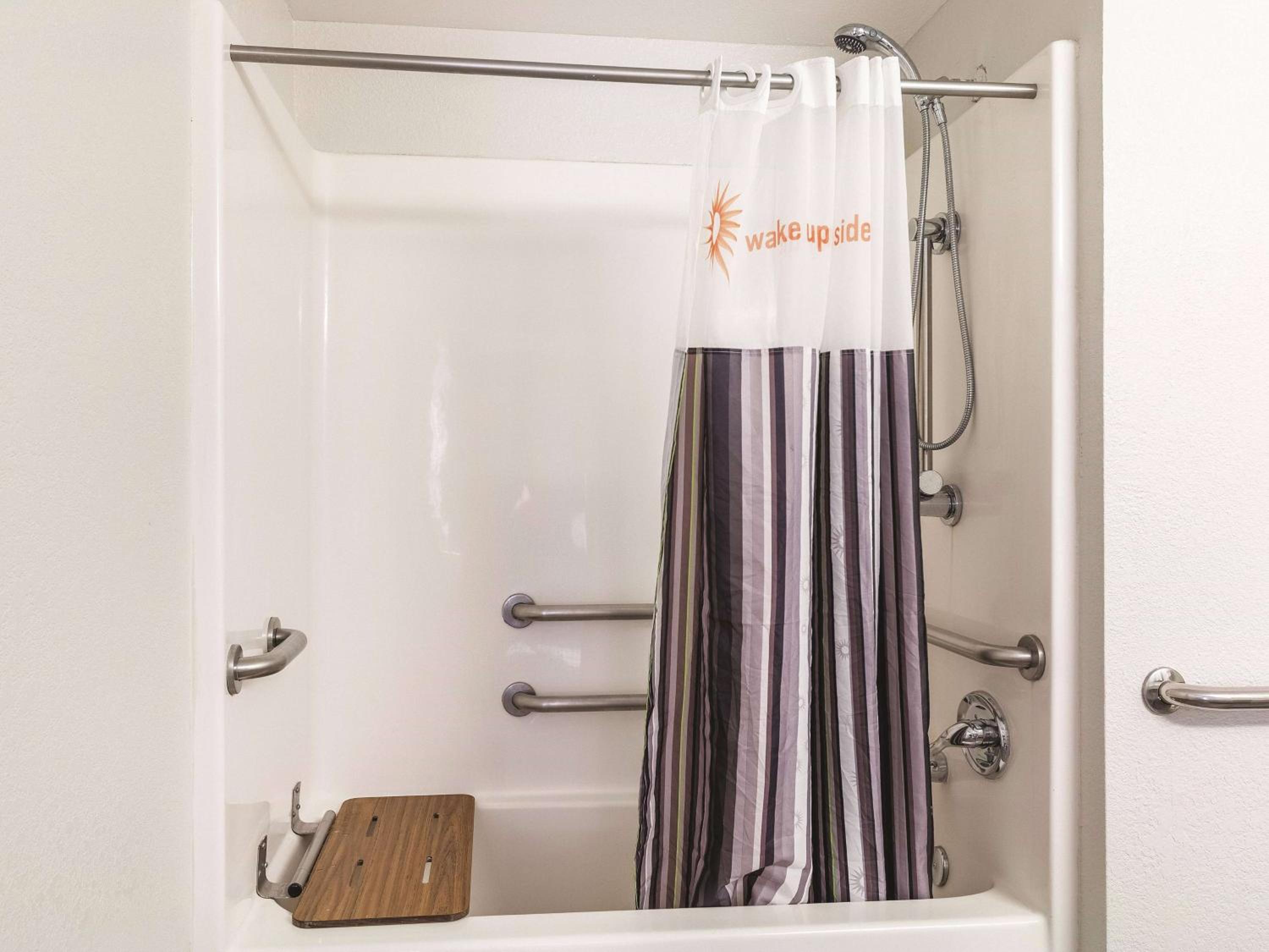 King Room with Bath Tub - Mobility/Hearing Accessible - Non-Smoking - Photo 2