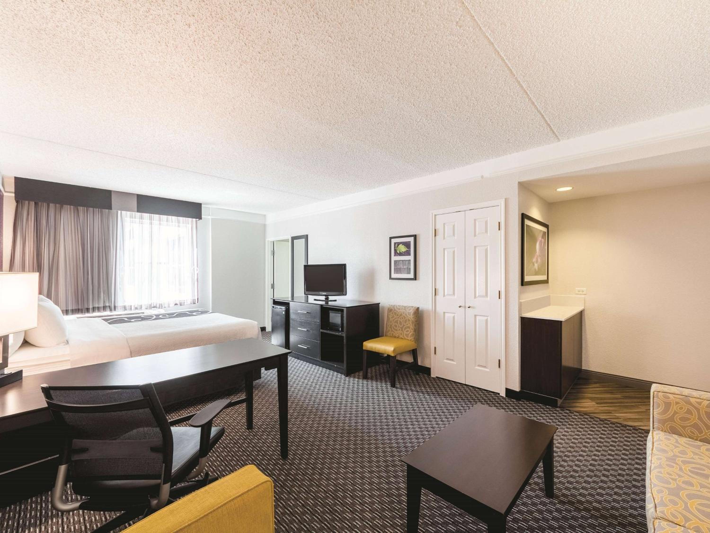 King Room with Bath Tub - Mobility/Hearing Accessible - Non-Smoking - Photo 4