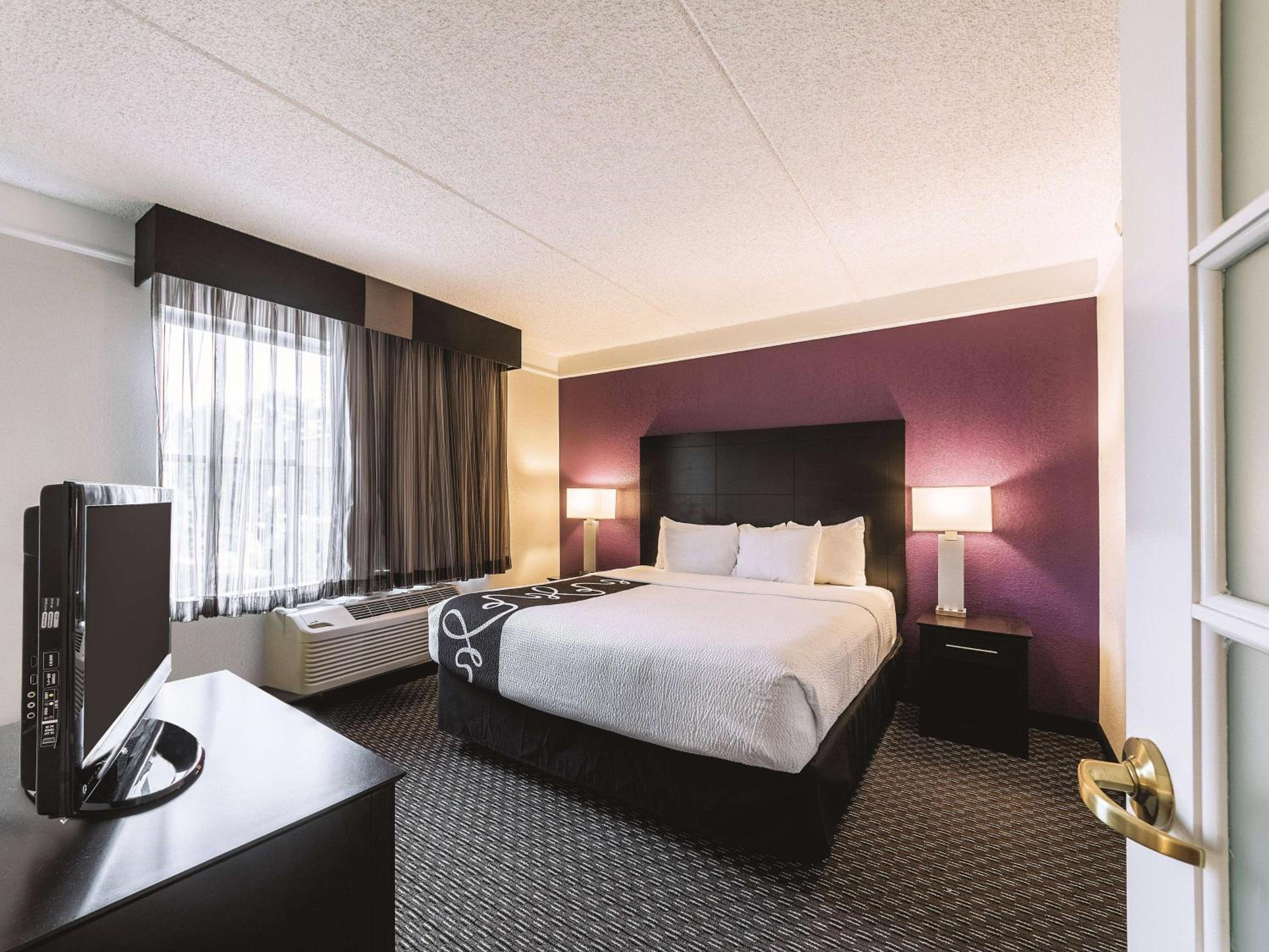 Deluxe King Suite - Photo 2