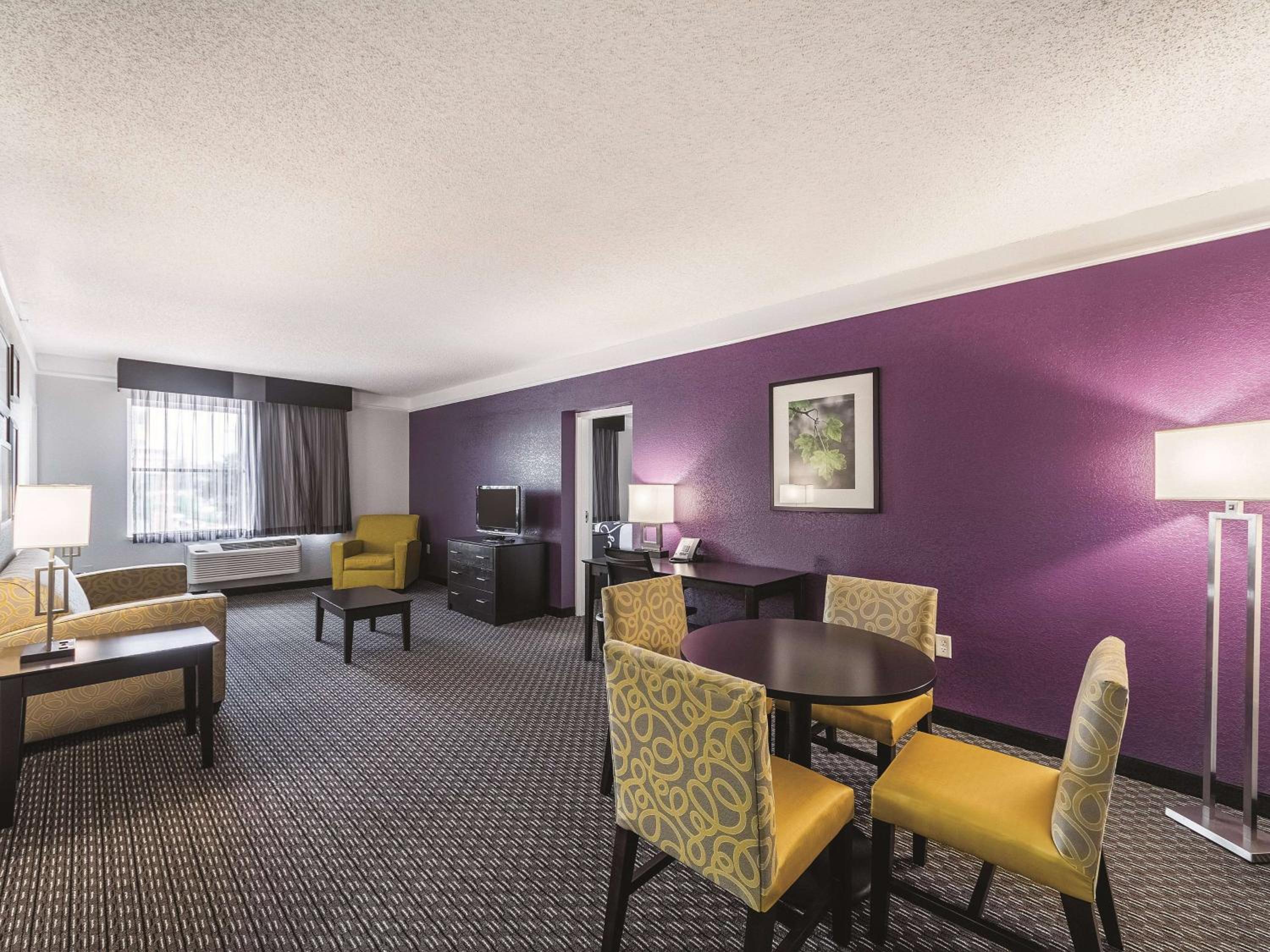 Deluxe King Suite - Photo 5