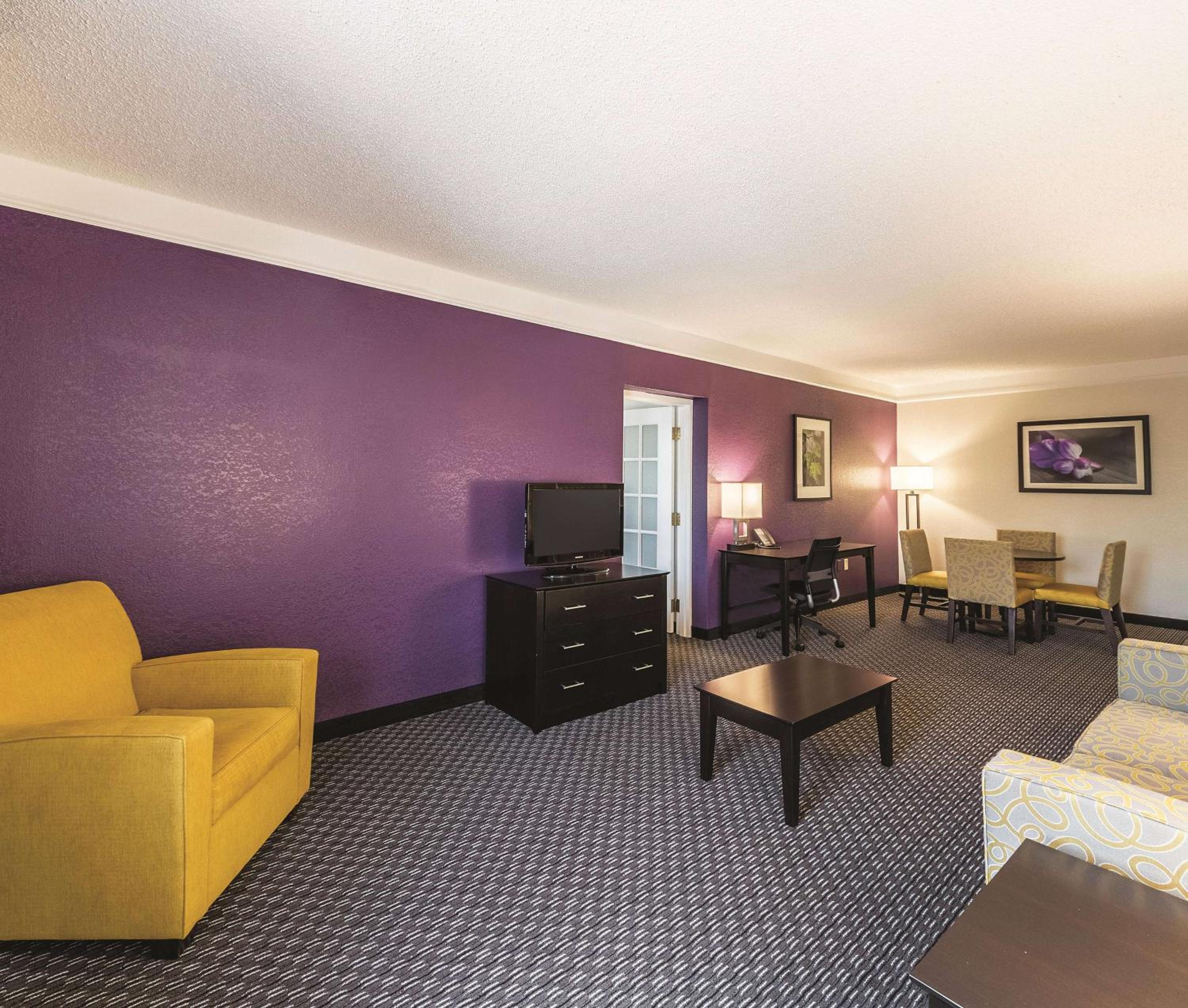 Deluxe King Suite - Photo 3