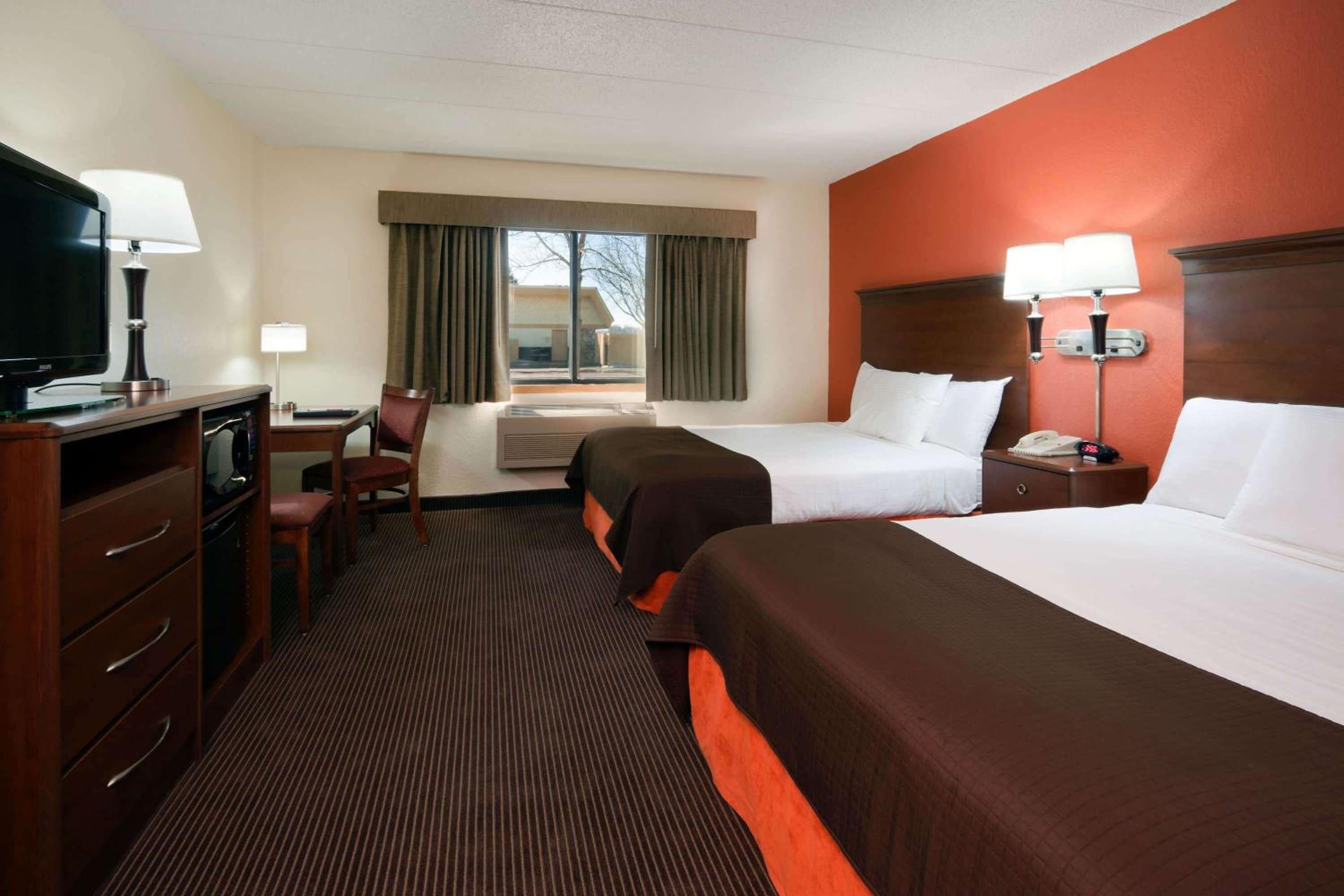 Queen Room with Two Queen Beds - Non-Smoking - Photo 1